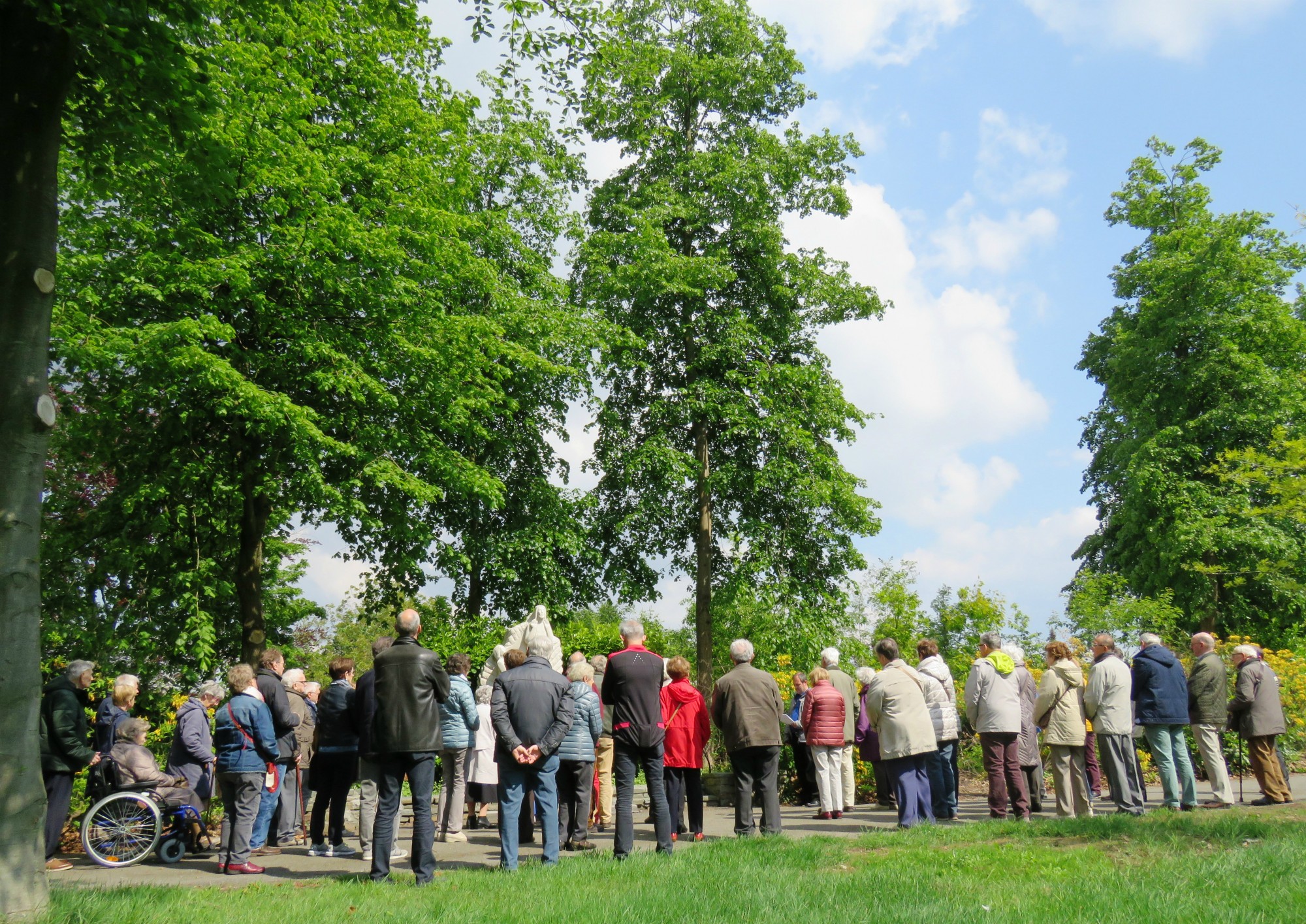 Een grote groep op weg in Gaverland