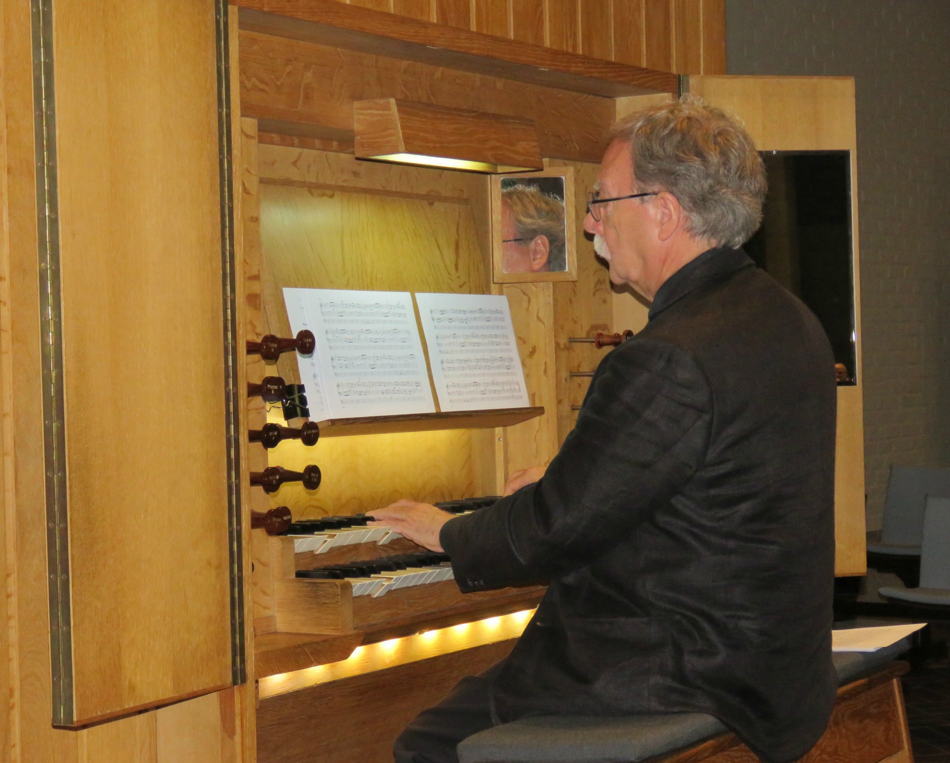 Joannes Thuy aan het orgel