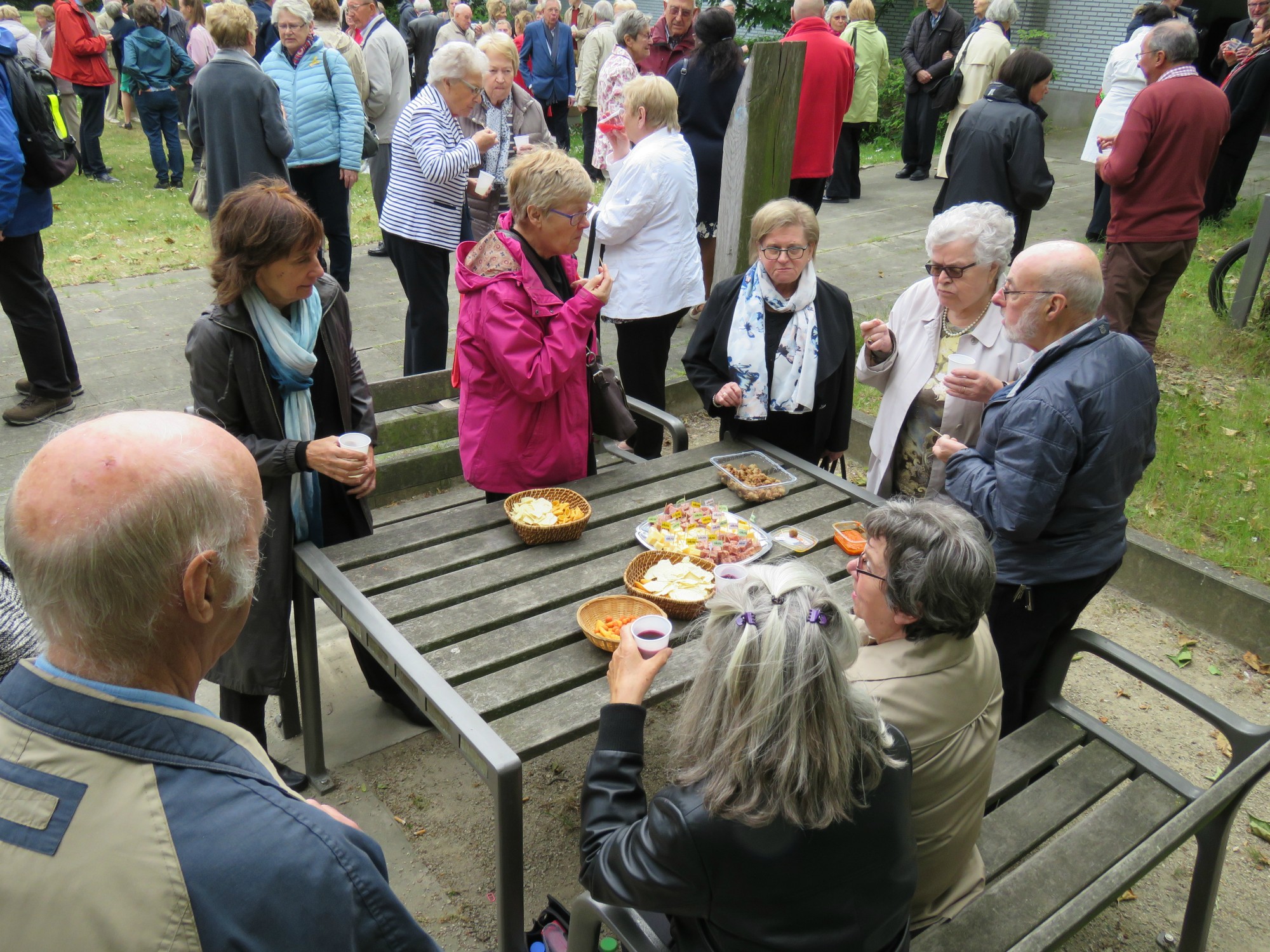 Receptie t.g.v. Rerum Novarum op het gras voor de kerk