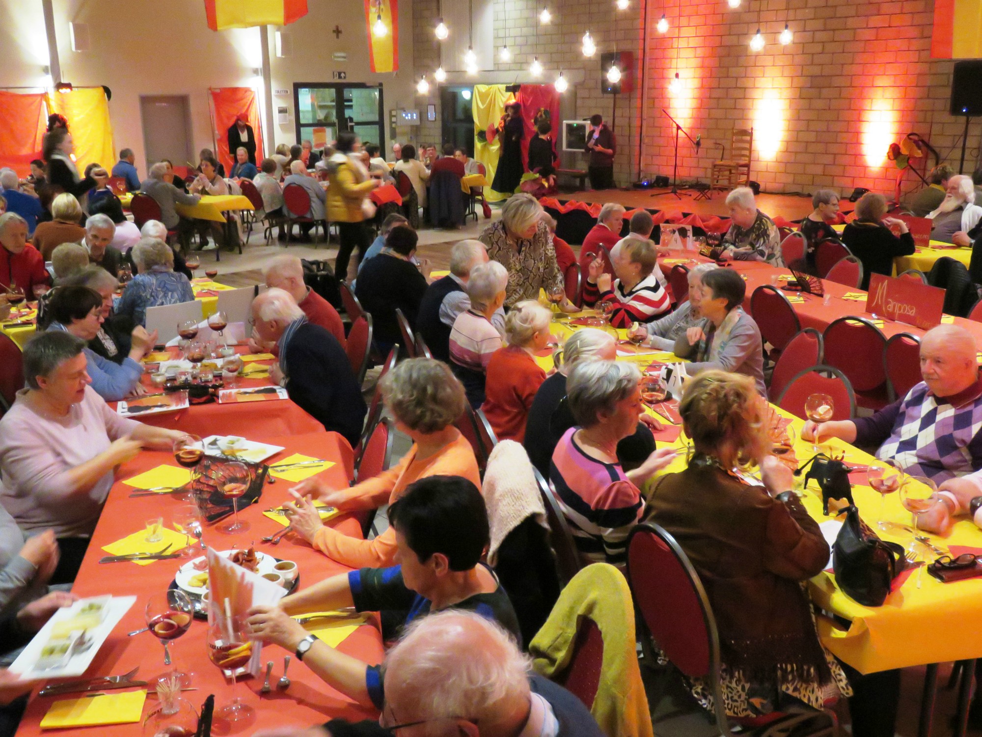 Sfeerbeeld van de zaal in Spaanse stijl