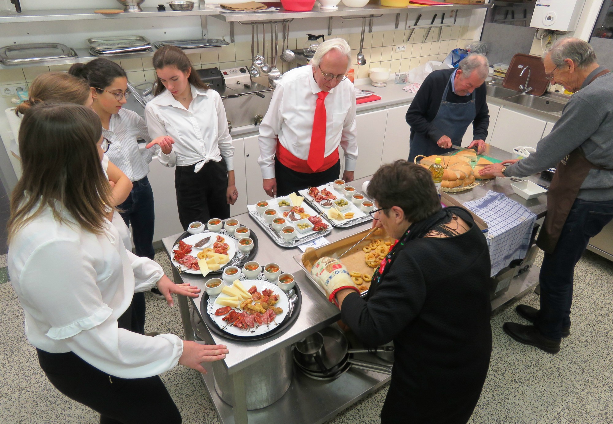 Ondertussen wordt er in de keuken hard gewerkt