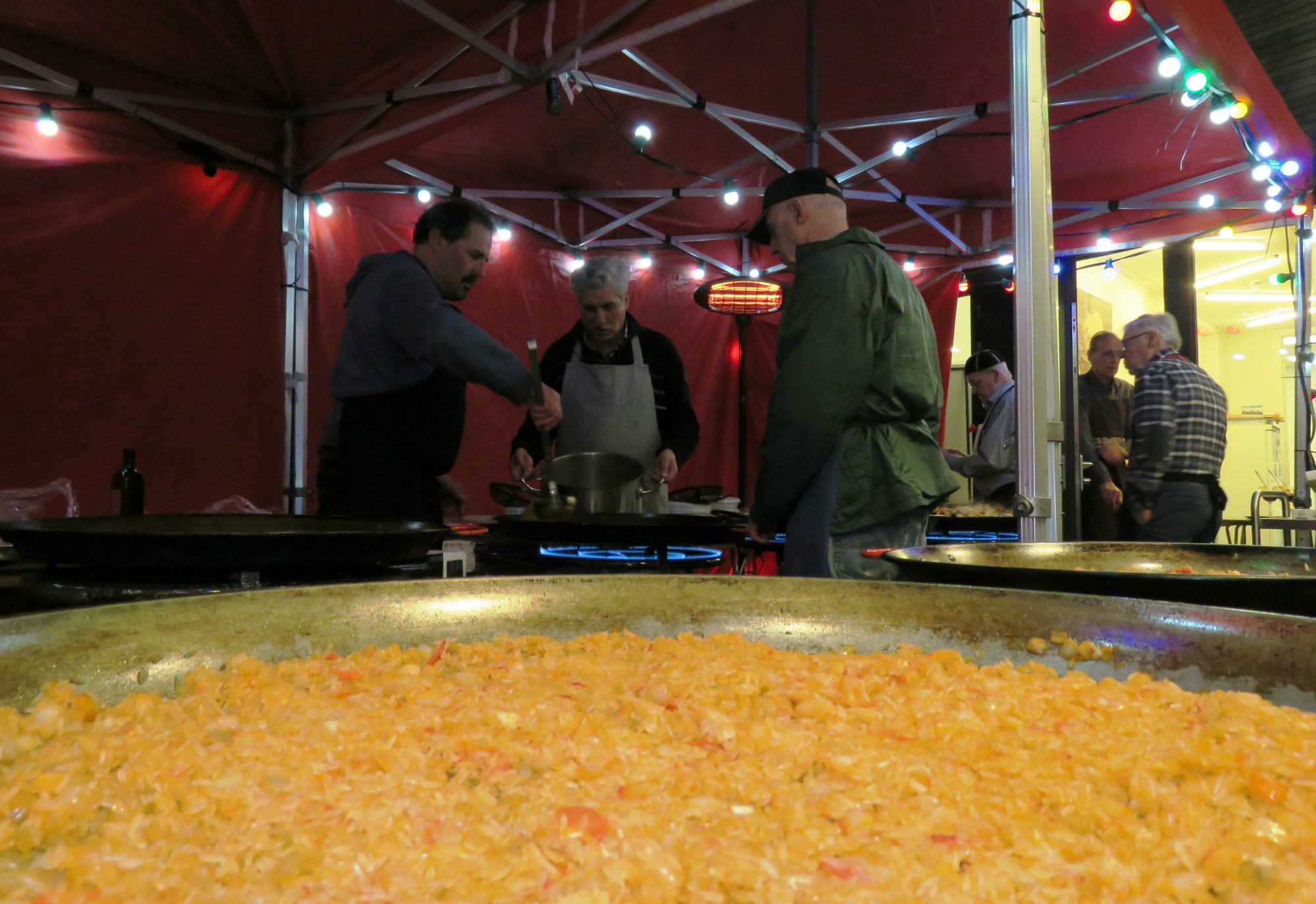 Buiten staat de kookploeg van KWB paraat voor de paëlla