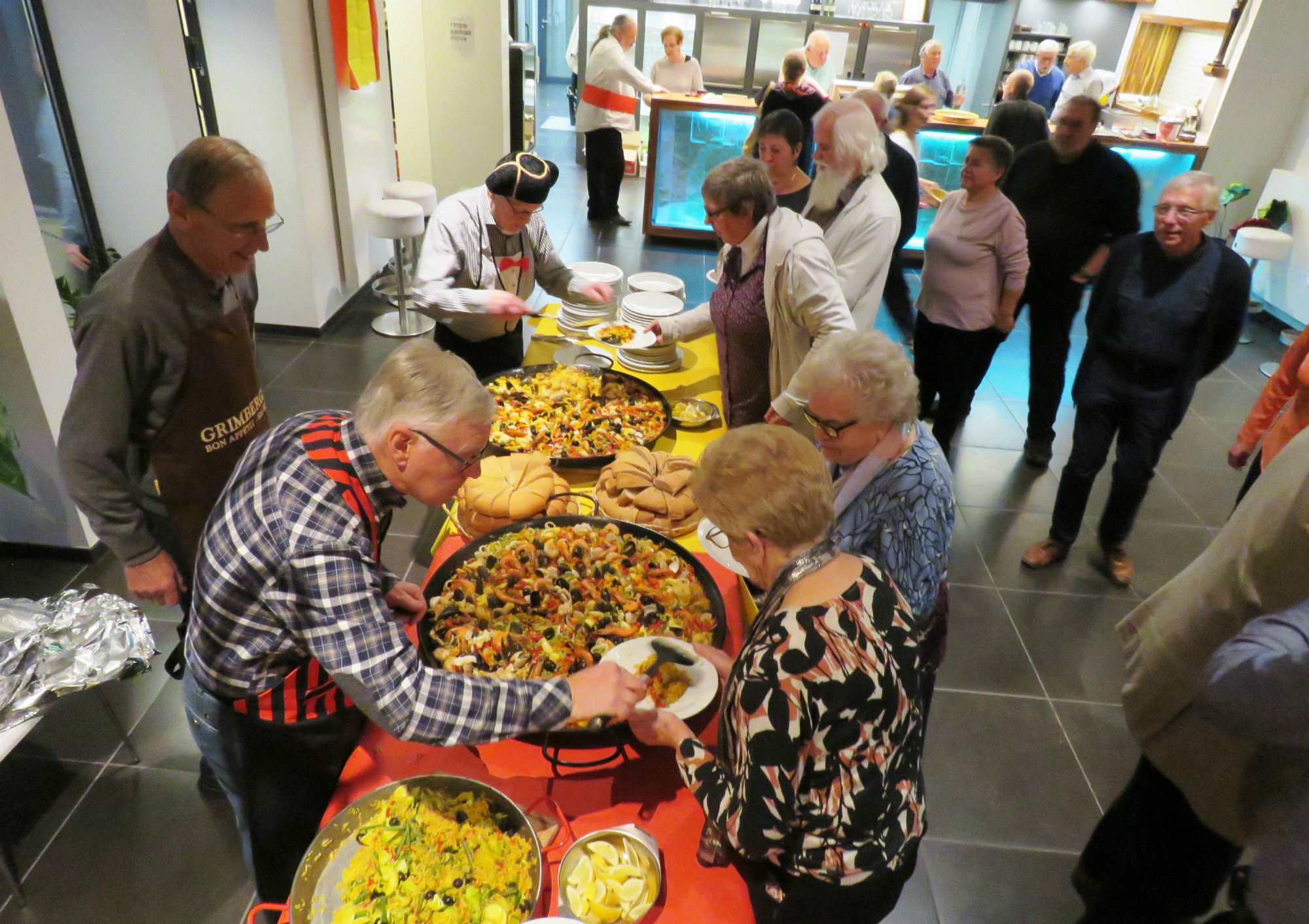 De KWB koopploeg verzorgt de lekkere paëlla