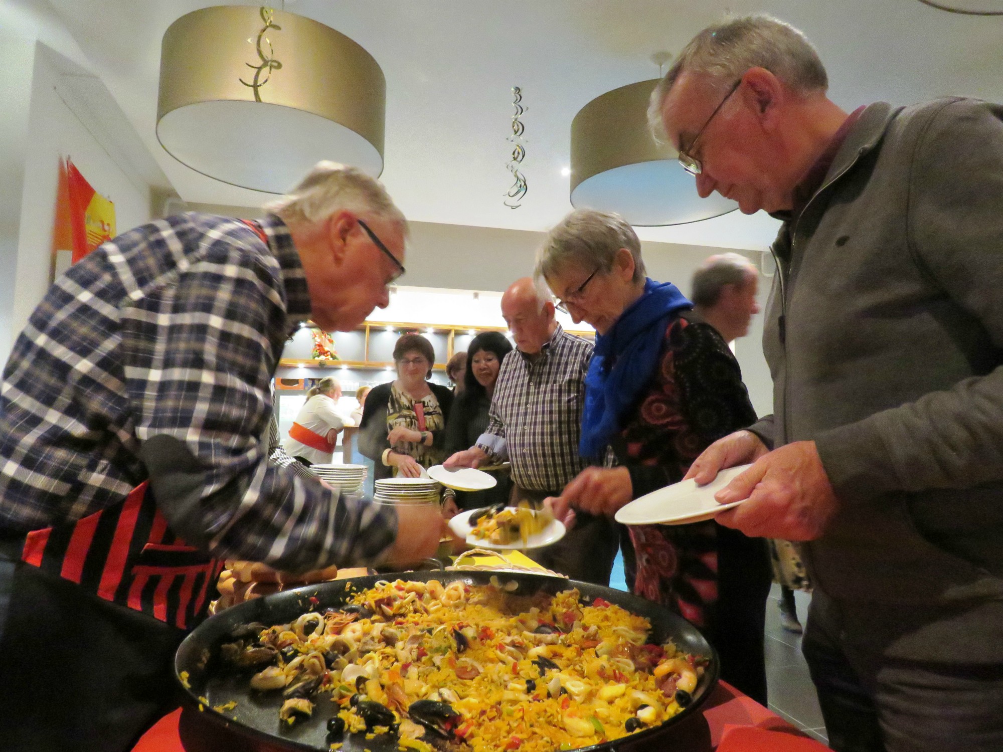 De KWB koopploeg verzorgt de lekkere paëlla