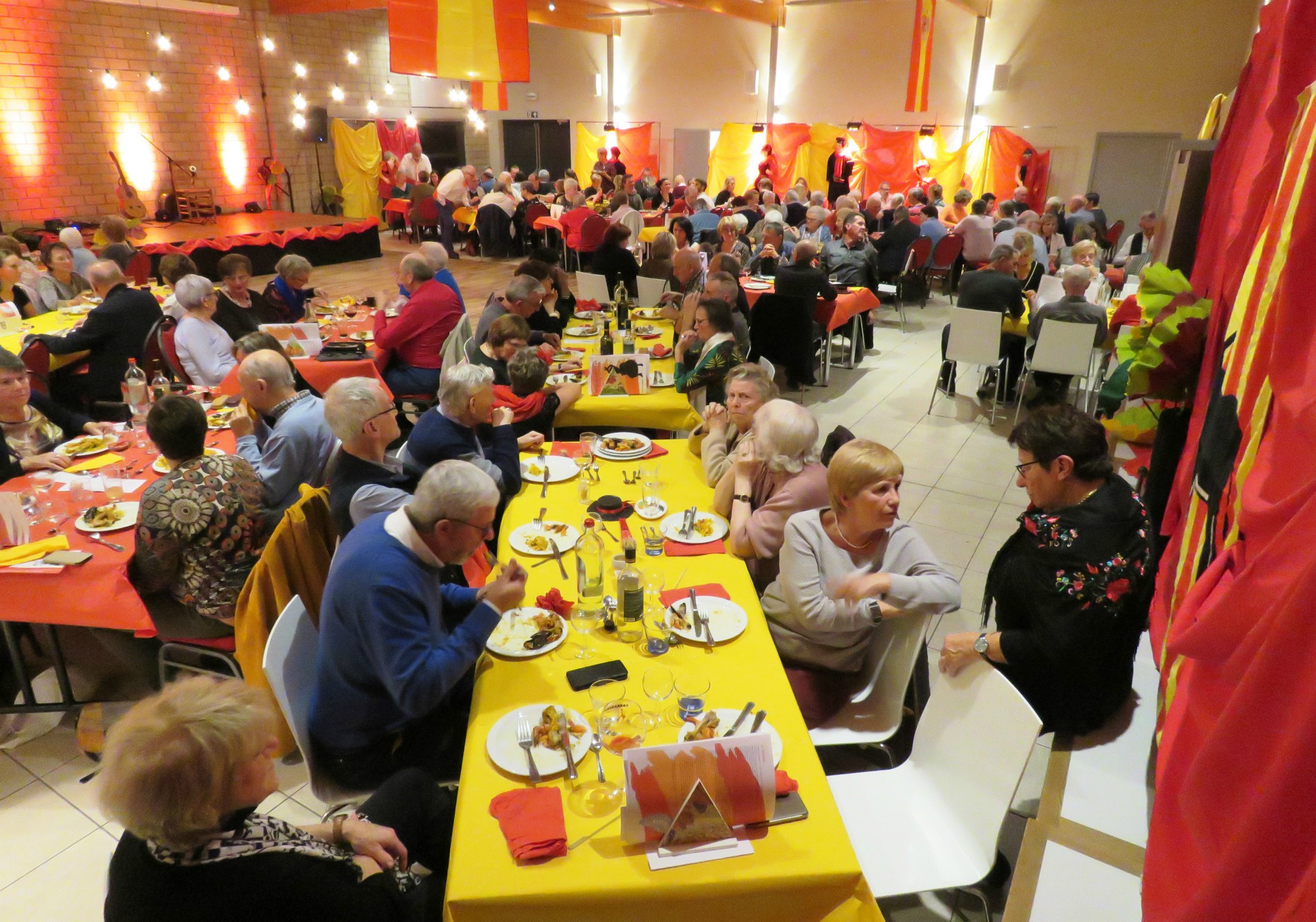 Samen genieten van de paëlla op deze Spaanse avond