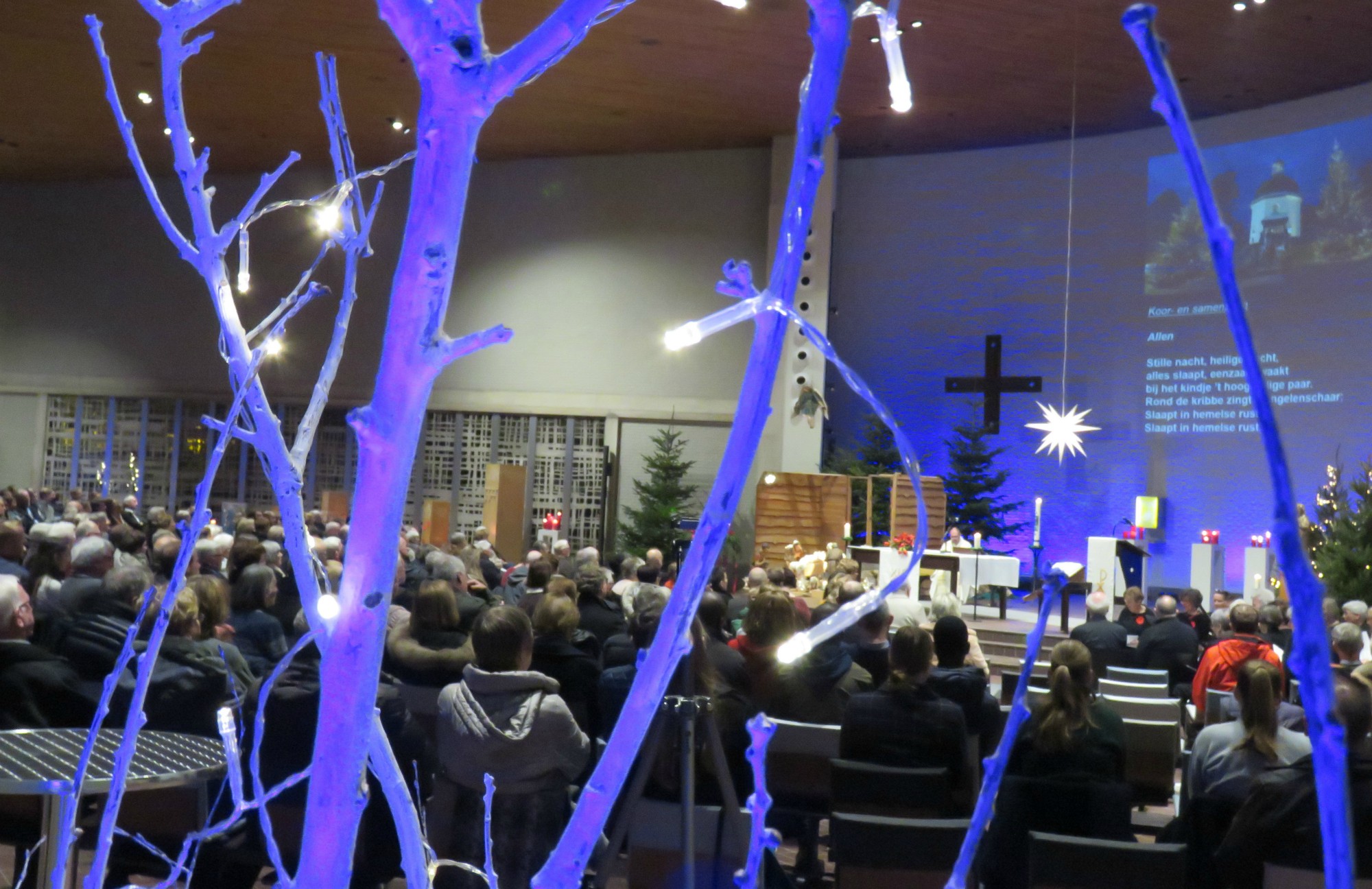 De kerk was heel mooi versierd