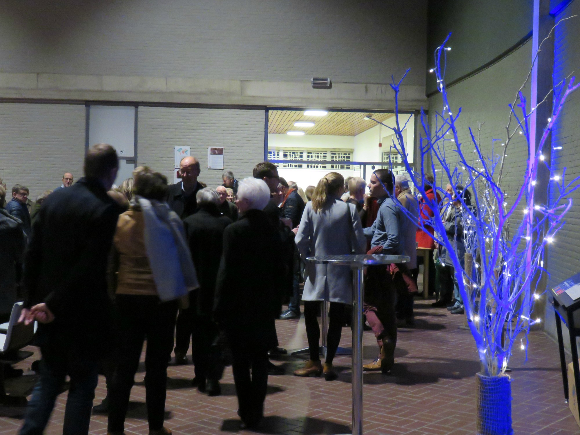 Een gezellige receptie met gluhwein en fruitsap na de kerstavondviering