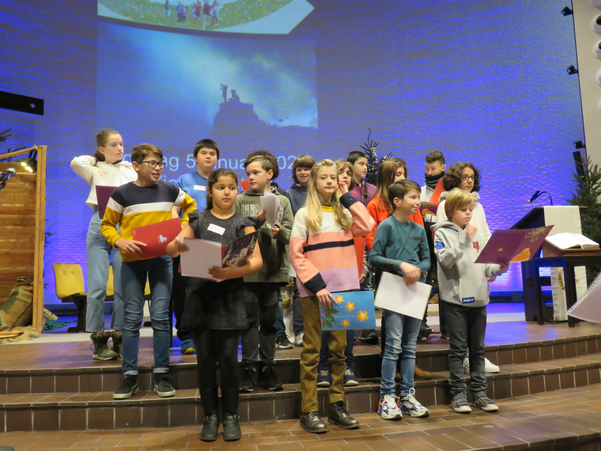 De vormelingen openen de wegwijzerviering met een gezongen nieuwjaarsbrief