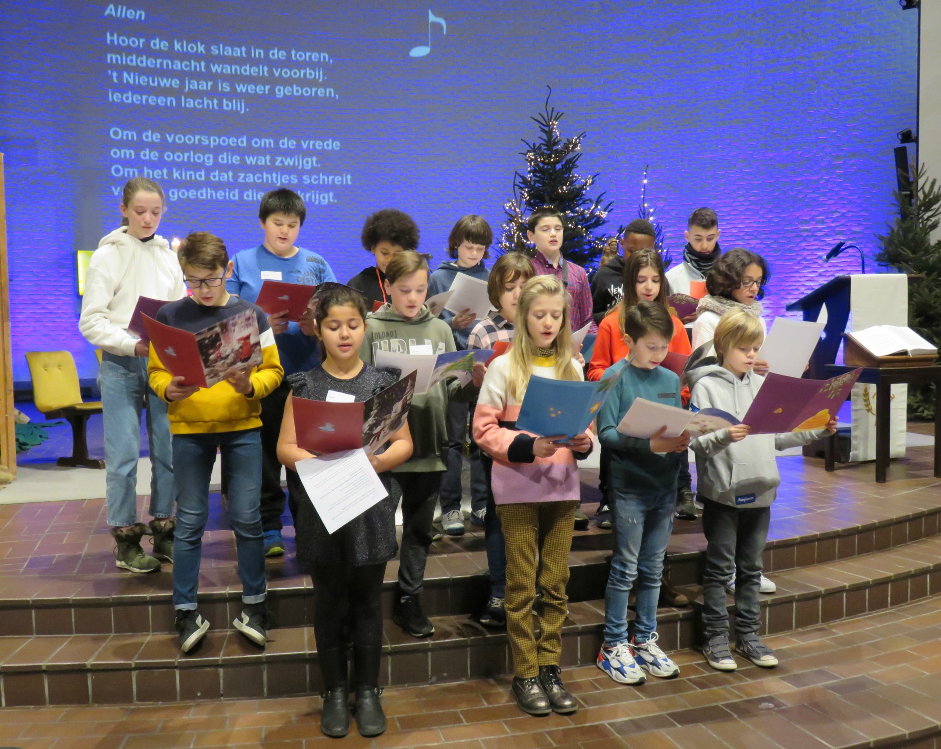 De vormelingen openen de wegwijzerviering met een gezongen nieuwjaarsbrief