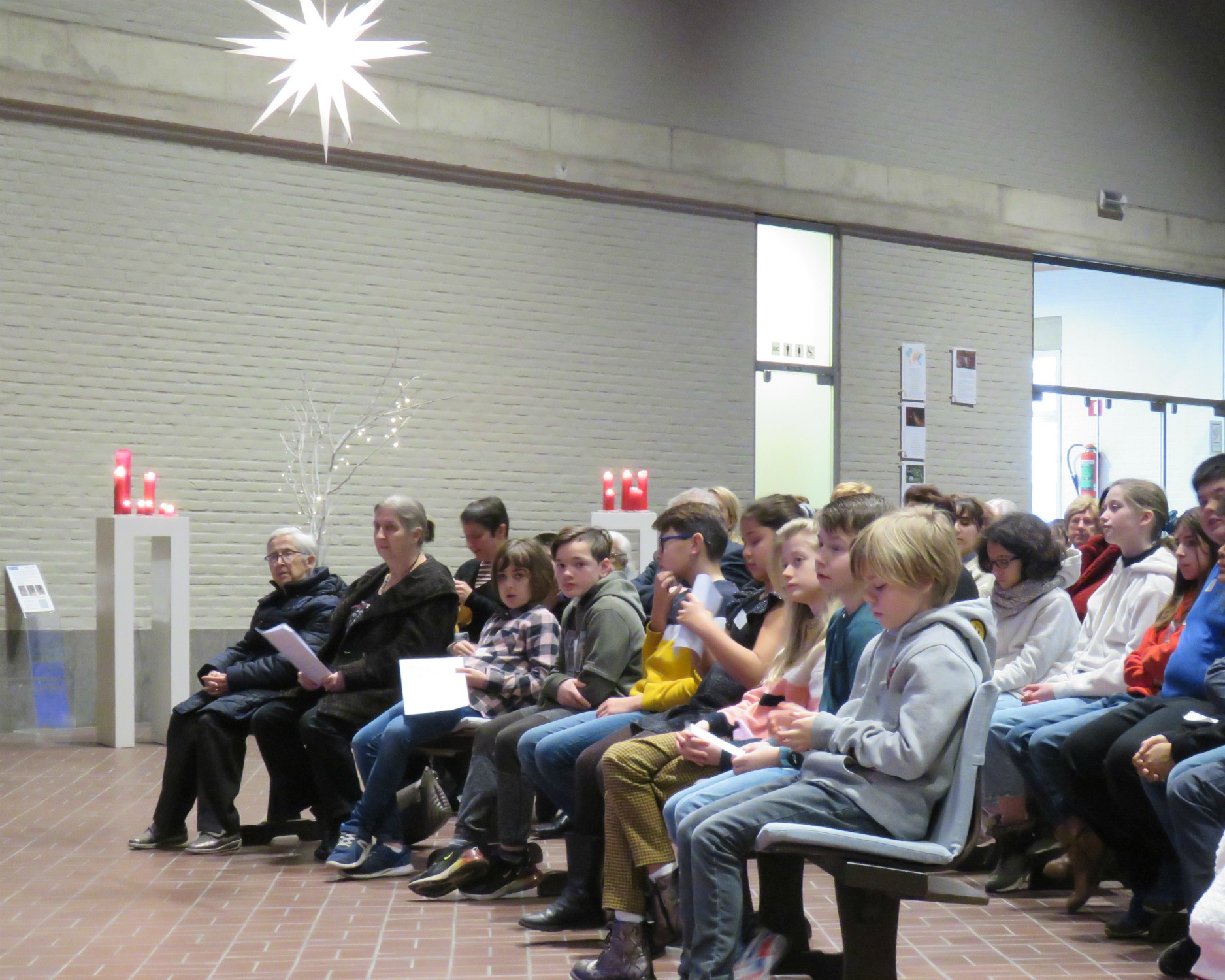 Ook de vormelingen zitten vooraan in de kerk