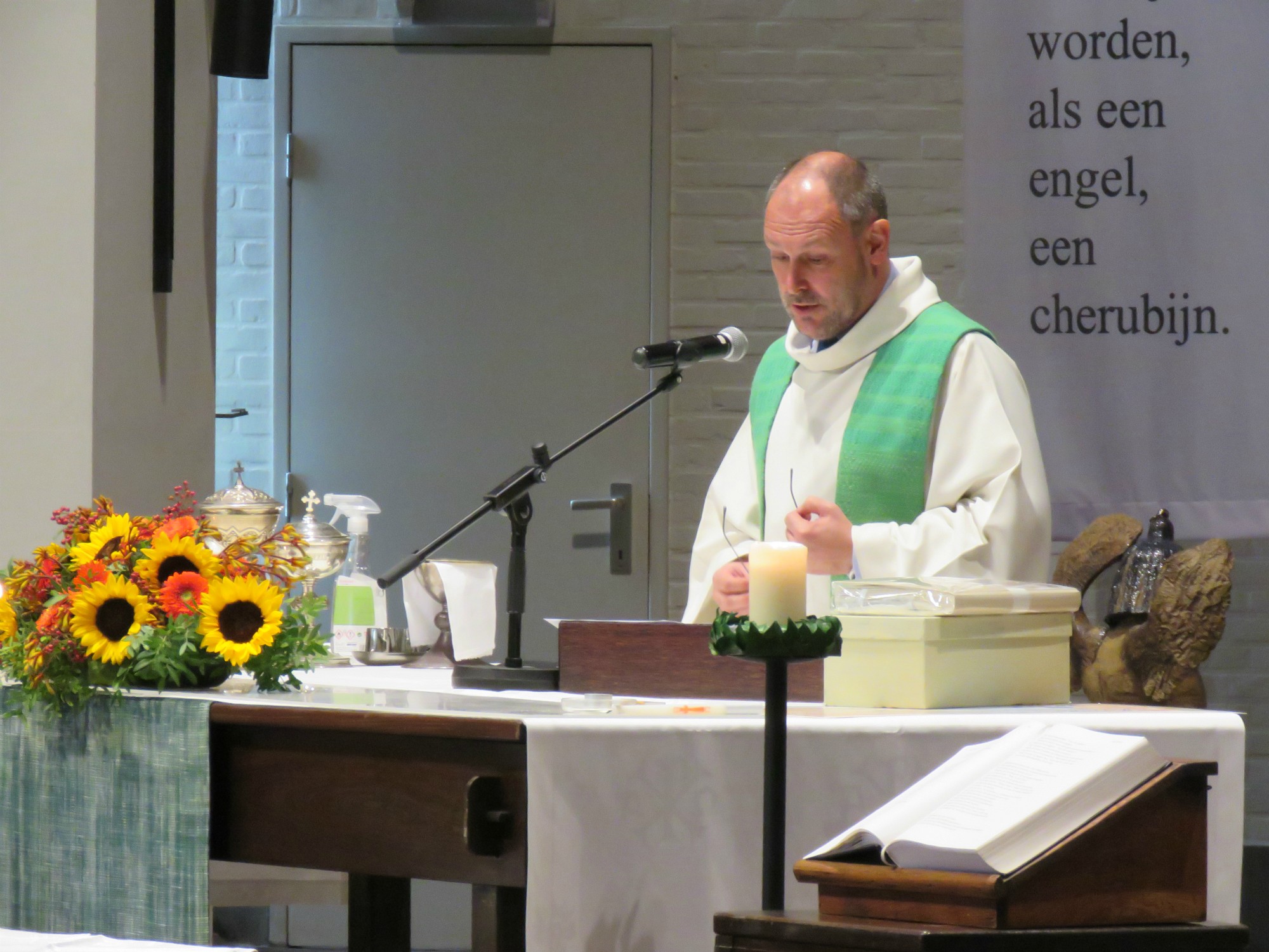 Afscheidsviering pastoor Herman Augustyns in de Sint-Anna-ten-Drieënkerk, Antwerpen Linkeroever