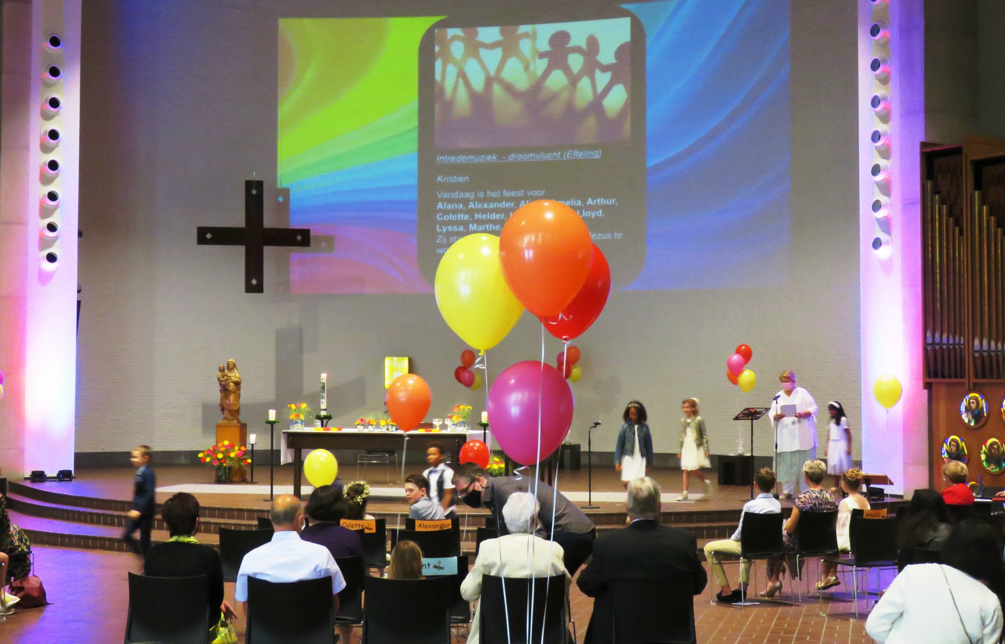 Eerste communie 2021 van de communicanten 2020 | Viering van 11.30 uur in de Sint-Anna-ten-Drieënkerk, Antwerpen Linkeroever