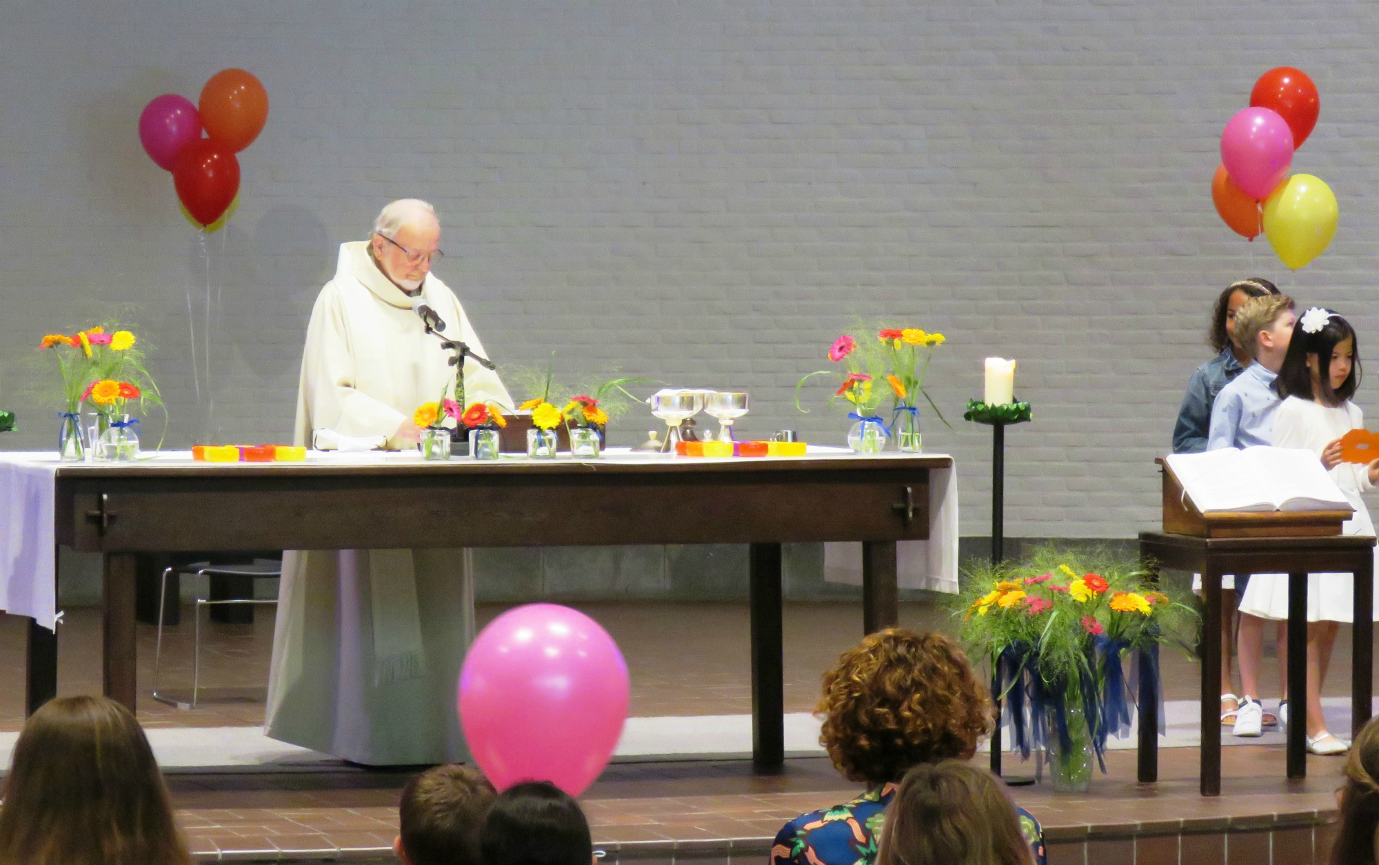 Eerste communie 2021 van de communicanten 2020 | Viering van 11.30 uur in de Sint-Anna-ten-Drieënkerk, Antwerpen Linkeroever