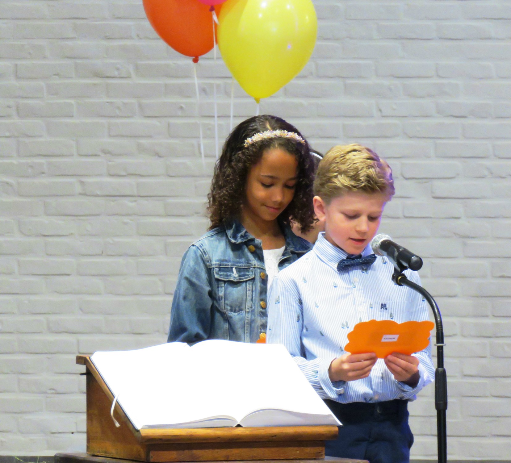 Eerste communie 2021 van de communicanten 2020 | Viering van 11.30 uur in de Sint-Anna-ten-Drieënkerk, Antwerpen Linkeroever