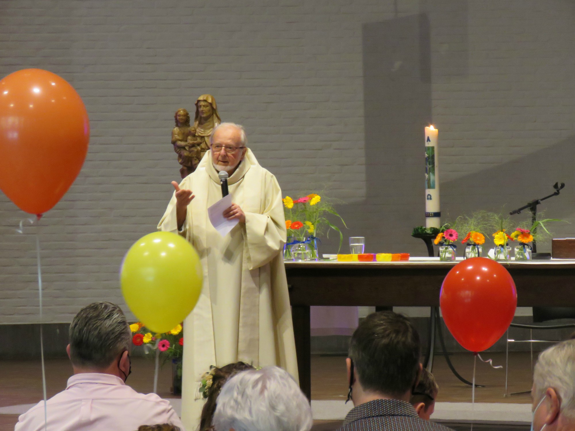 Eerste communie 2021 van de communicanten 2020 | Viering van 11.30 uur in de Sint-Anna-ten-Drieënkerk, Antwerpen Linkeroever