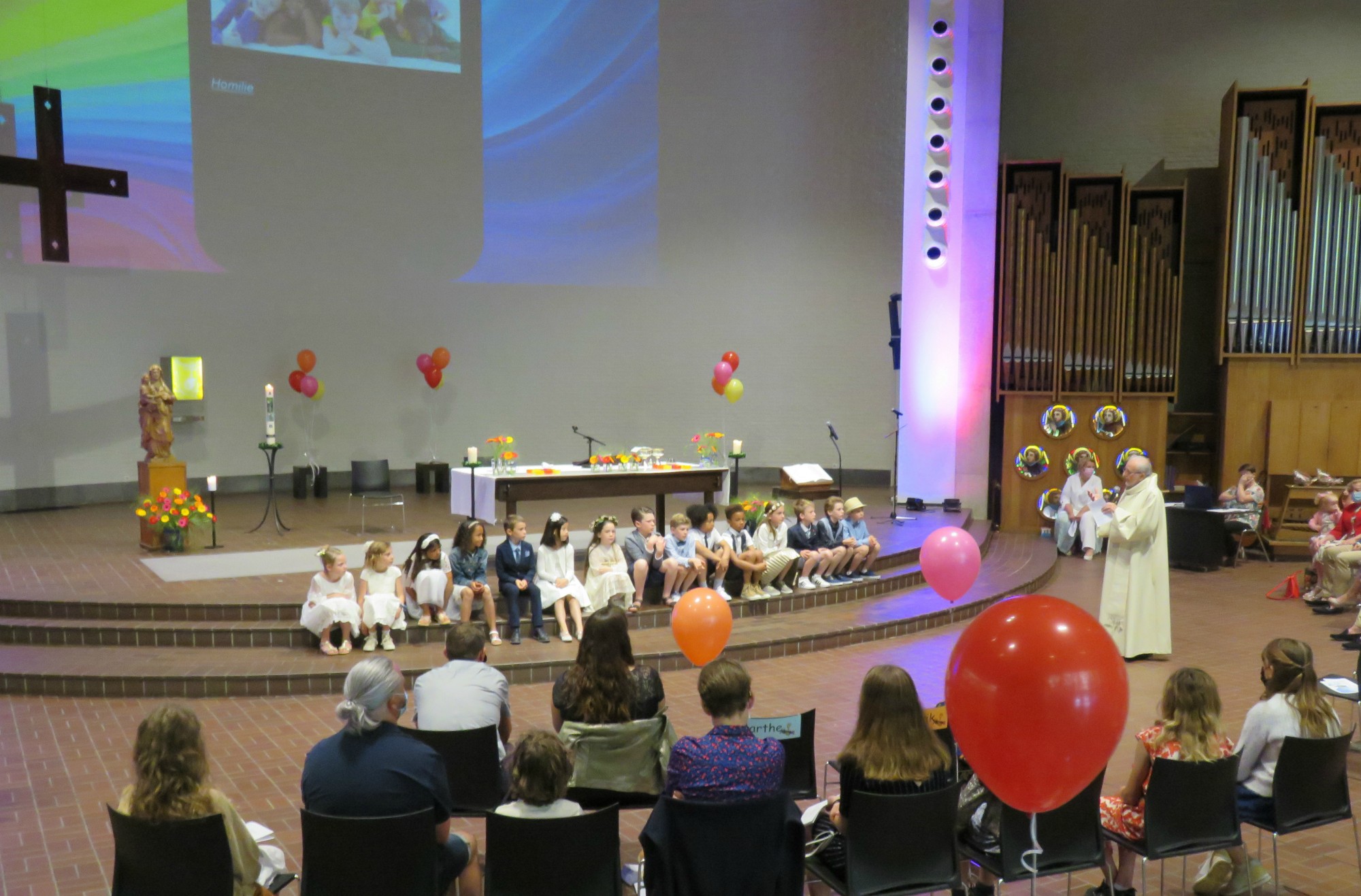 Eerste communie 2021 van de communicanten 2020 | Viering van 11.30 uur in de Sint-Anna-ten-Drieënkerk, Antwerpen Linkeroever