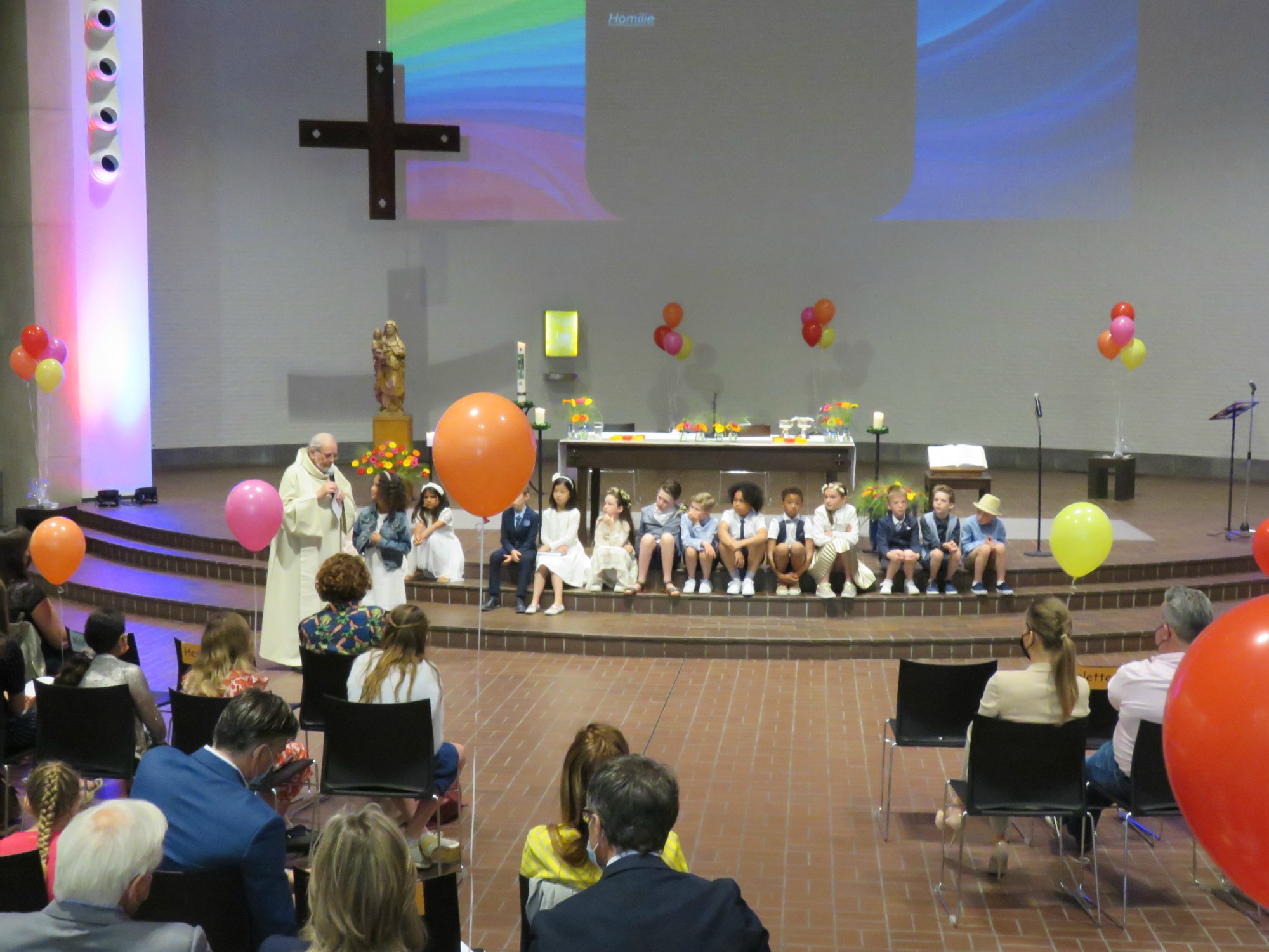 Eerste communie 2021 van de communicanten 2020 | Viering van 11.30 uur in de Sint-Anna-ten-Drieënkerk, Antwerpen Linkeroever