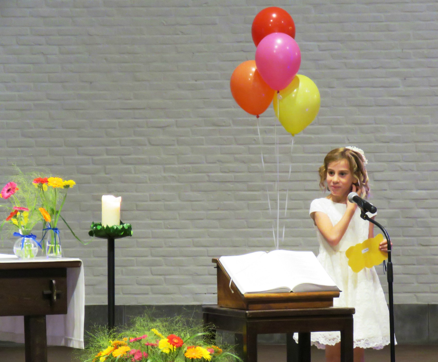 Eerste communie 2021 van de communicanten 2020 | Viering van 11.30 uur in de Sint-Anna-ten-Drieënkerk, Antwerpen Linkeroever