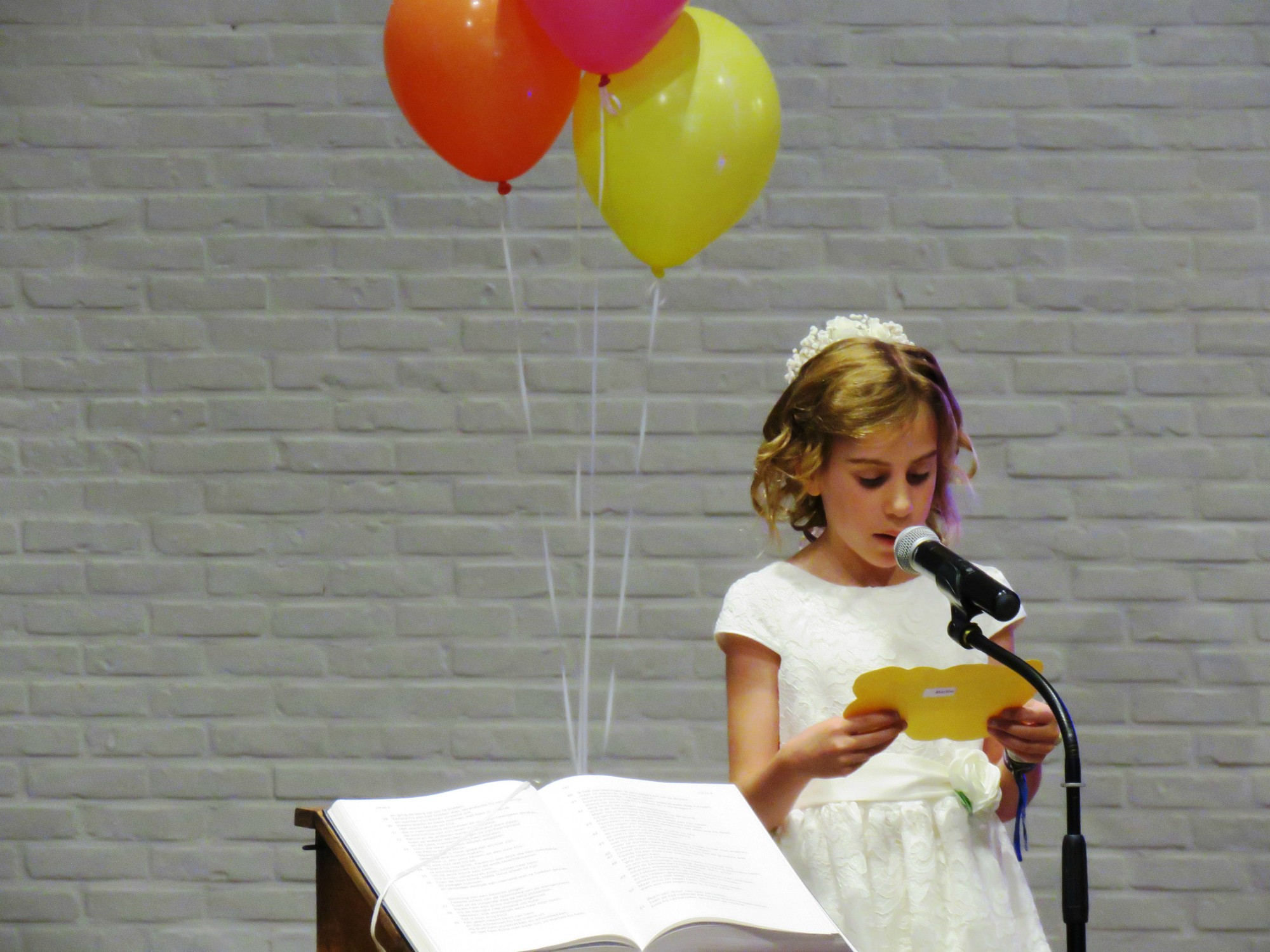 Eerste communie 2021 van de communicanten 2020 | Viering van 11.30 uur in de Sint-Anna-ten-Drieënkerk, Antwerpen Linkeroever