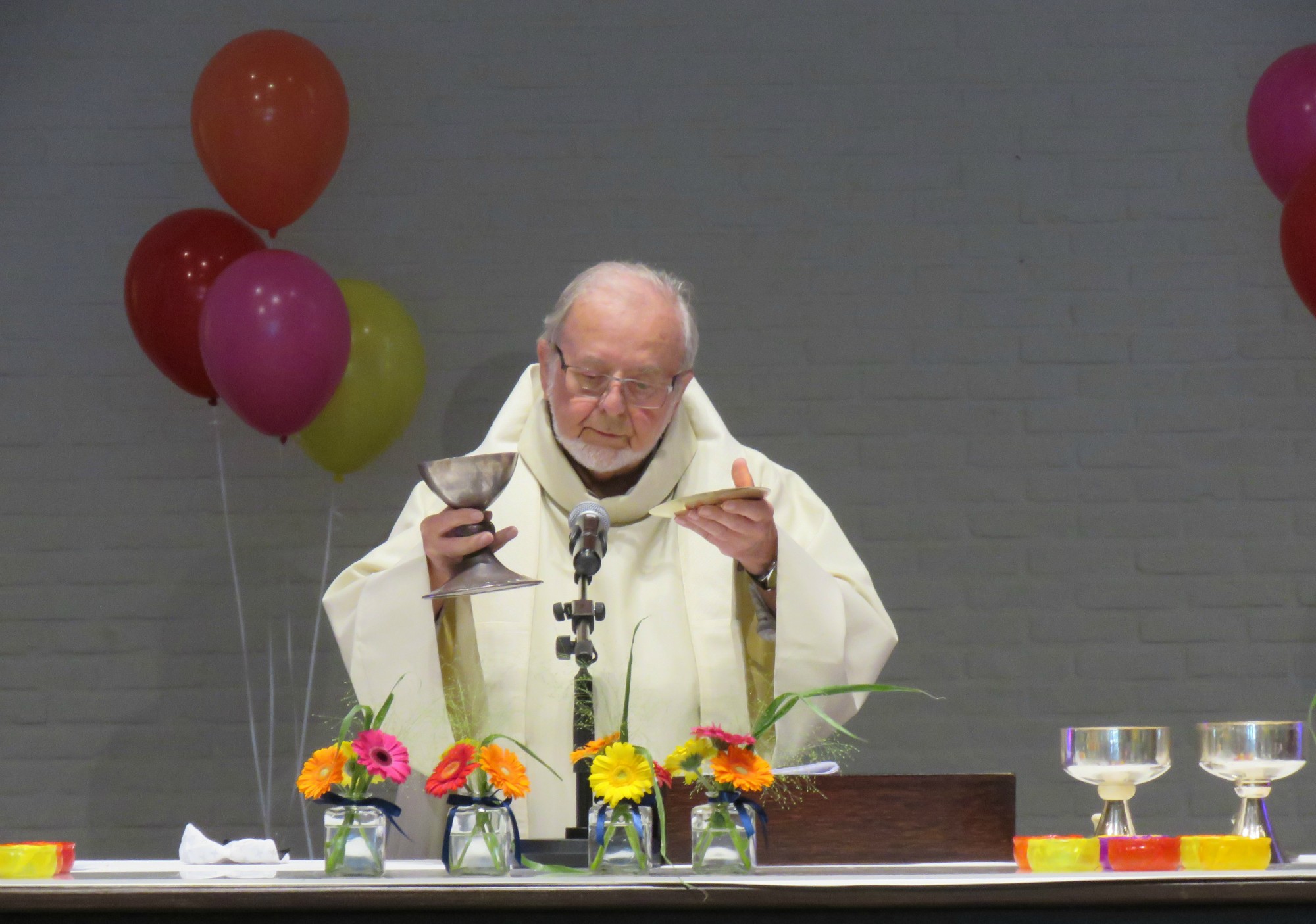 Eerste communie 2021 van de communicanten 2020 | Viering van 11.30 uur in de Sint-Anna-ten-Drieënkerk, Antwerpen Linkeroever