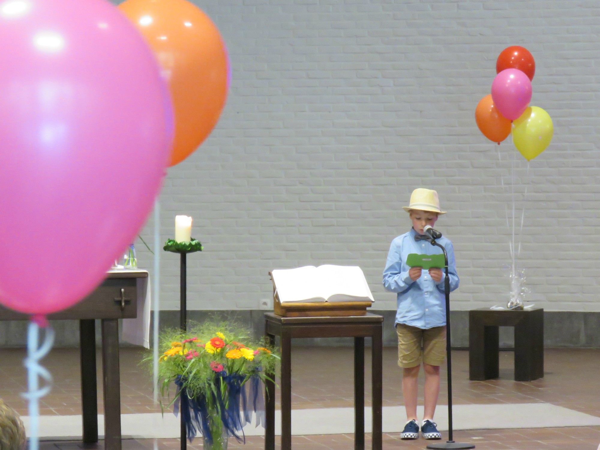 Eerste communie 2021 van de communicanten 2020 | Viering van 11.30 uur in de Sint-Anna-ten-Drieënkerk, Antwerpen Linkeroever