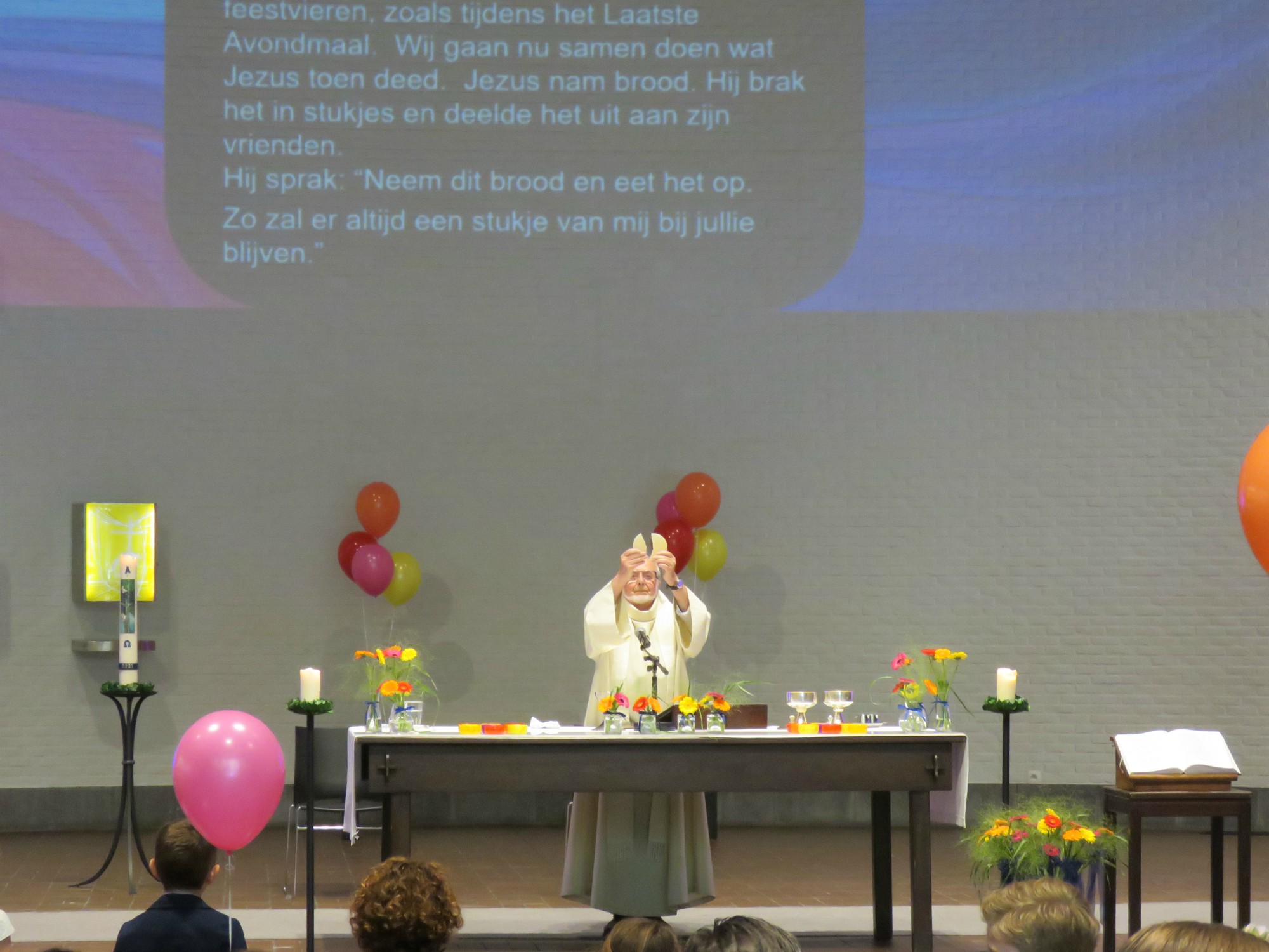 Eerste communie 2021 van de communicanten 2020 | Viering van 11.30 uur in de Sint-Anna-ten-Drieënkerk, Antwerpen Linkeroever