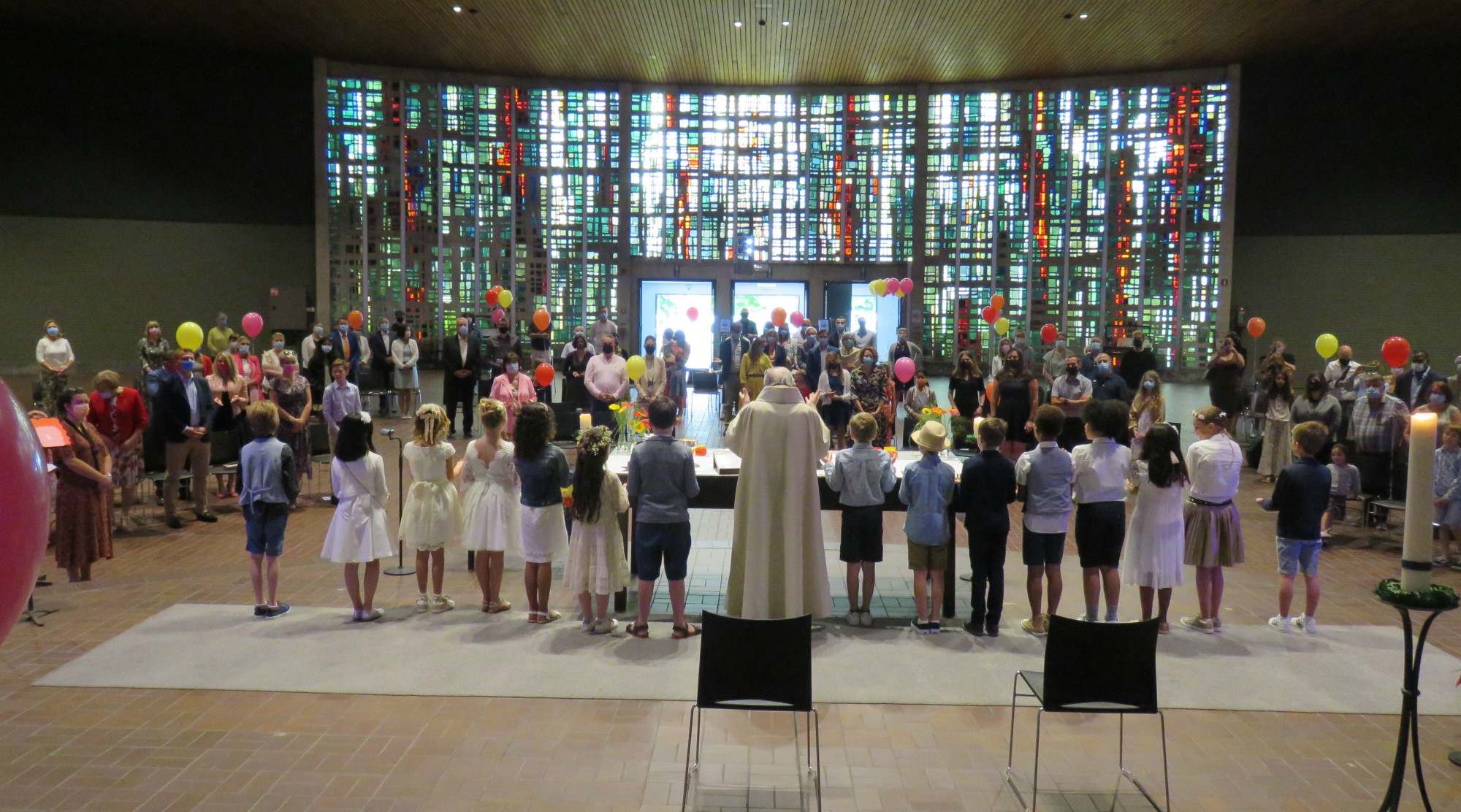 Eerste communie 2021 van de communicanten 2020 | Viering van 11.30 uur in de Sint-Anna-ten-Drieënkerk, Antwerpen Linkeroever