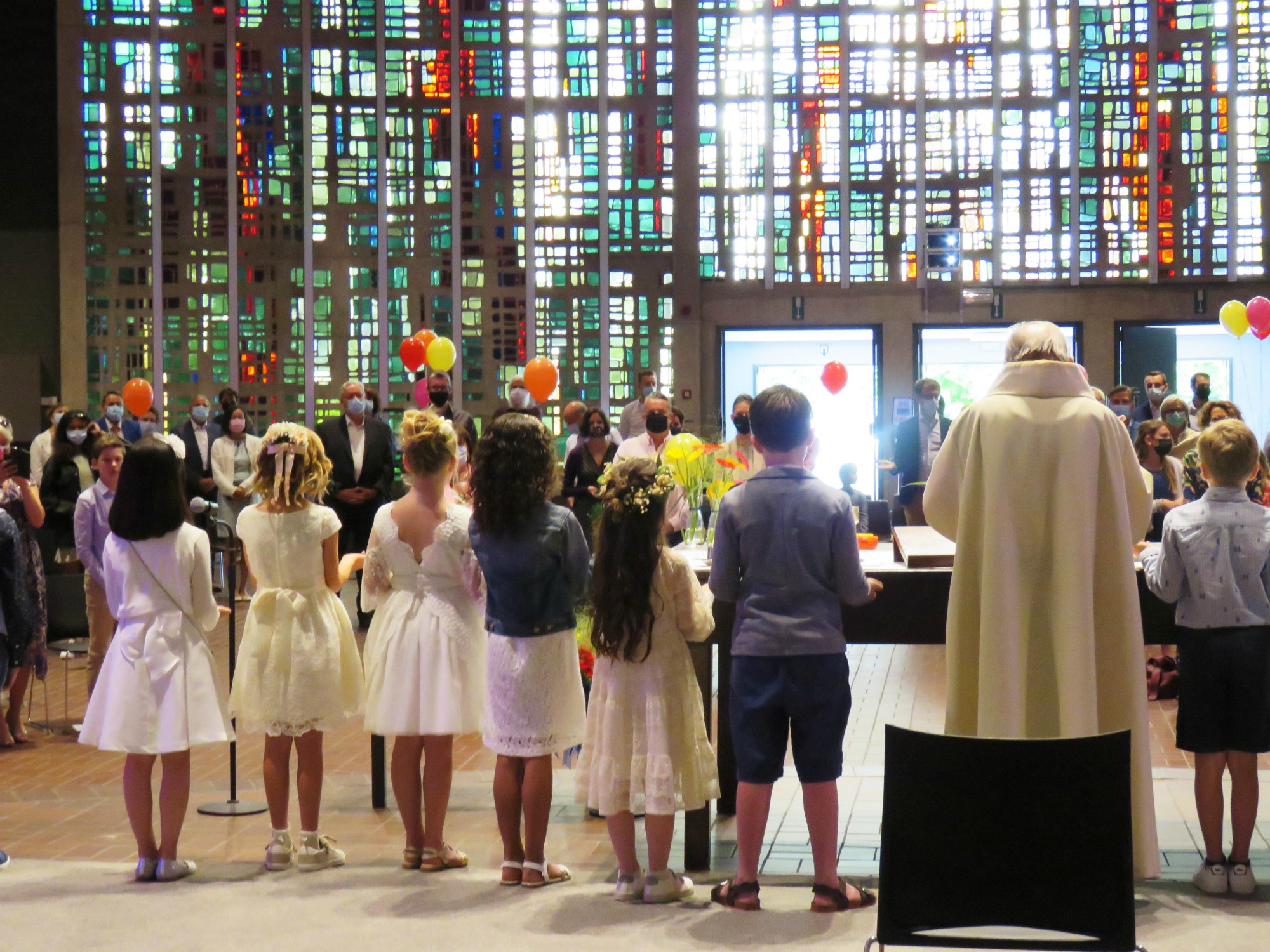 Eerste communie 2021 van de communicanten 2020 | Viering van 11.30 uur in de Sint-Anna-ten-Drieënkerk, Antwerpen Linkeroever