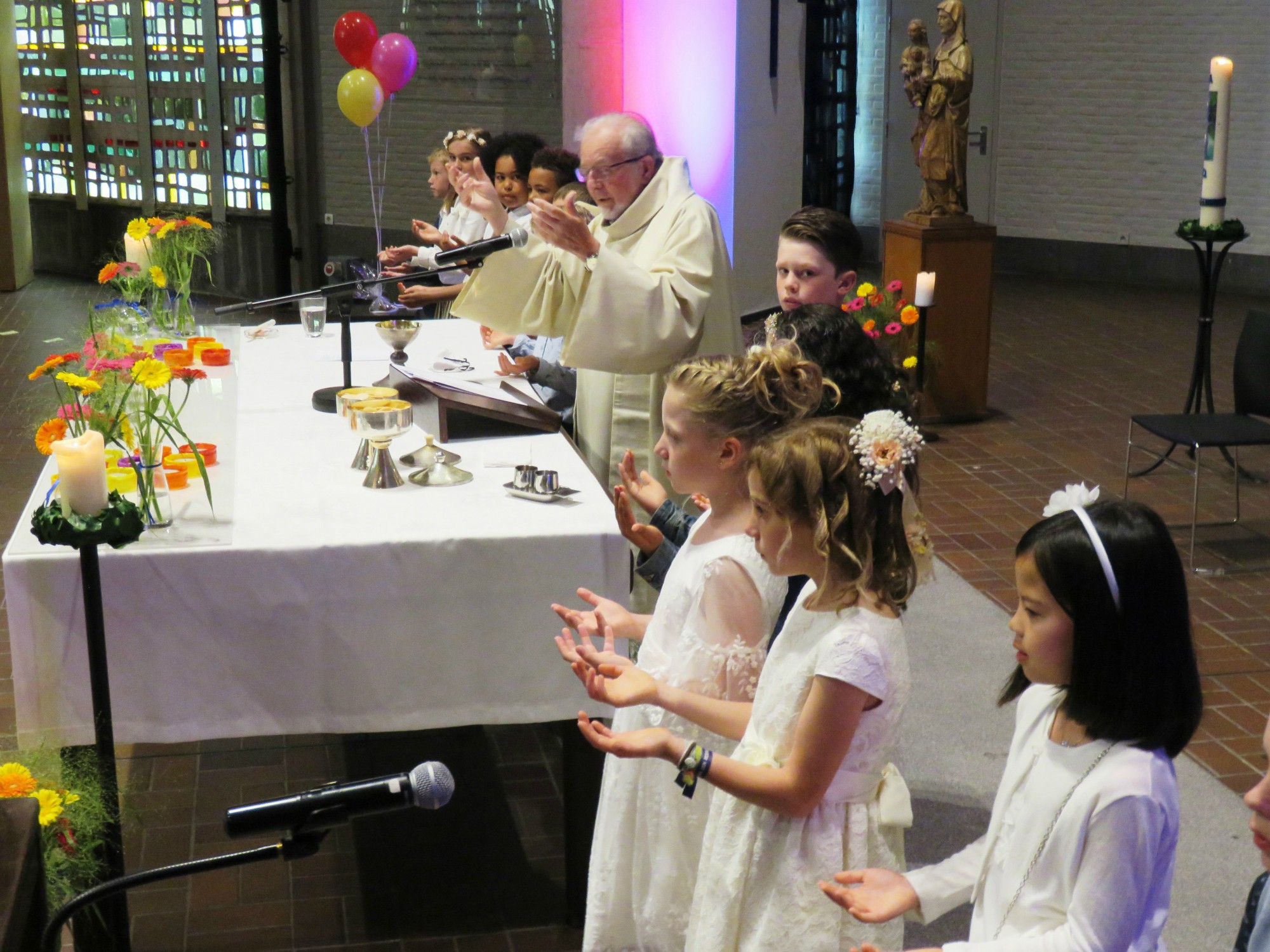 Eerste communie 2021 van de communicanten 2020 | Viering van 11.30 uur in de Sint-Anna-ten-Drieënkerk, Antwerpen Linkeroever