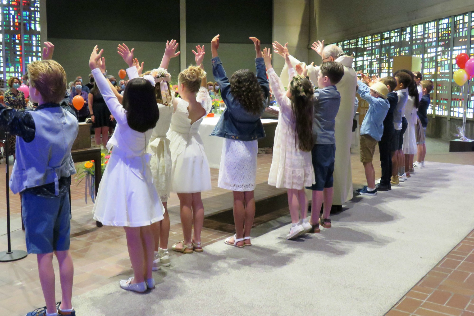 Eerste communie 2021 van de communicanten 2020 | Viering van 11.30 uur in de Sint-Anna-ten-Drieënkerk, Antwerpen Linkeroever