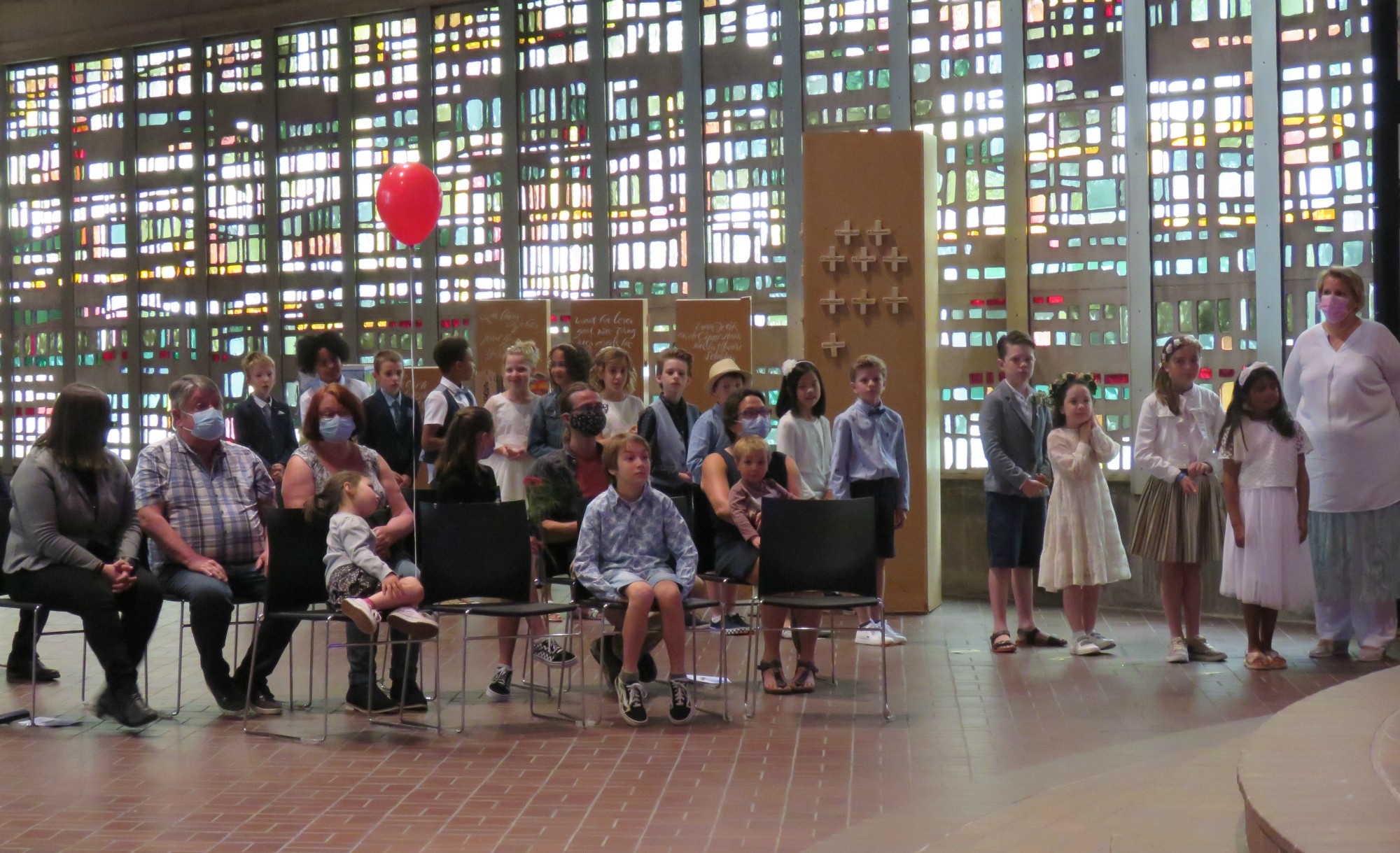 Eerste communie 2021 van de communicanten 2020 | Viering van 11.30 uur in de Sint-Anna-ten-Drieënkerk, Antwerpen Linkeroever