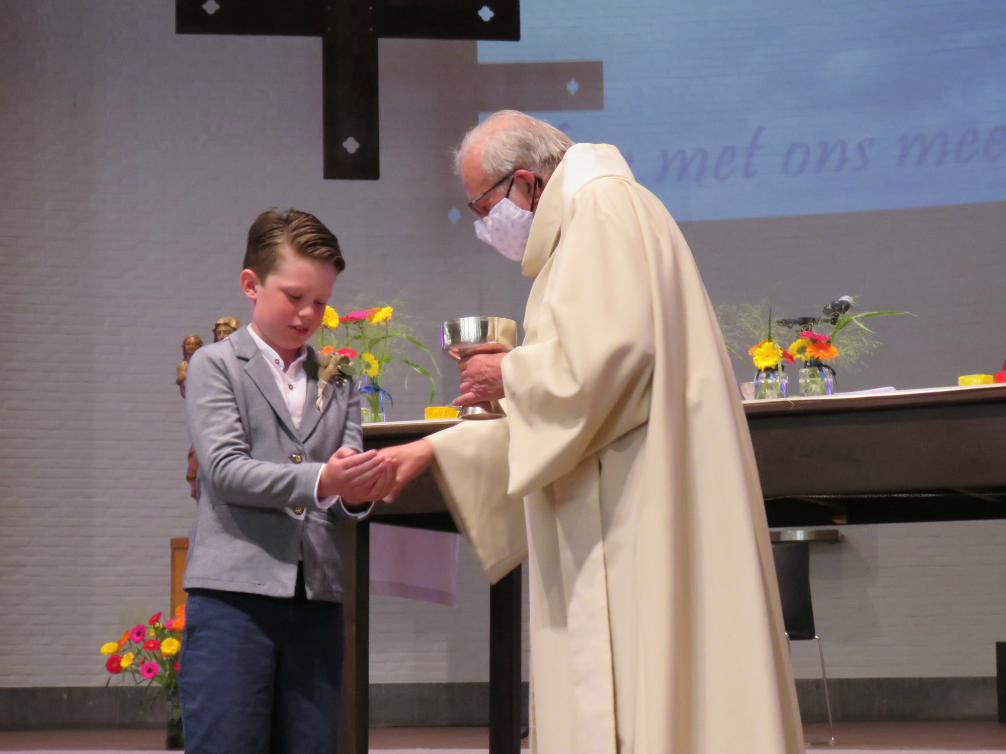 Eerste communie 2021 van de communicanten 2020 | Viering van 11.30 uur in de Sint-Anna-ten-Drieënkerk, Antwerpen Linkeroever