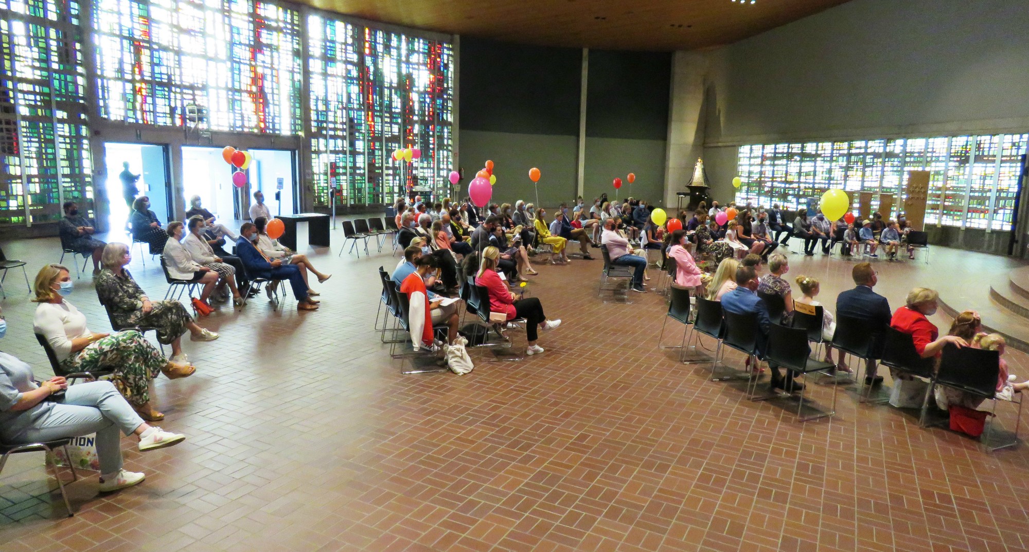Eerste communie 2021 van de communicanten 2020 | Viering van 11.30 uur in de Sint-Anna-ten-Drieënkerk, Antwerpen Linkeroever