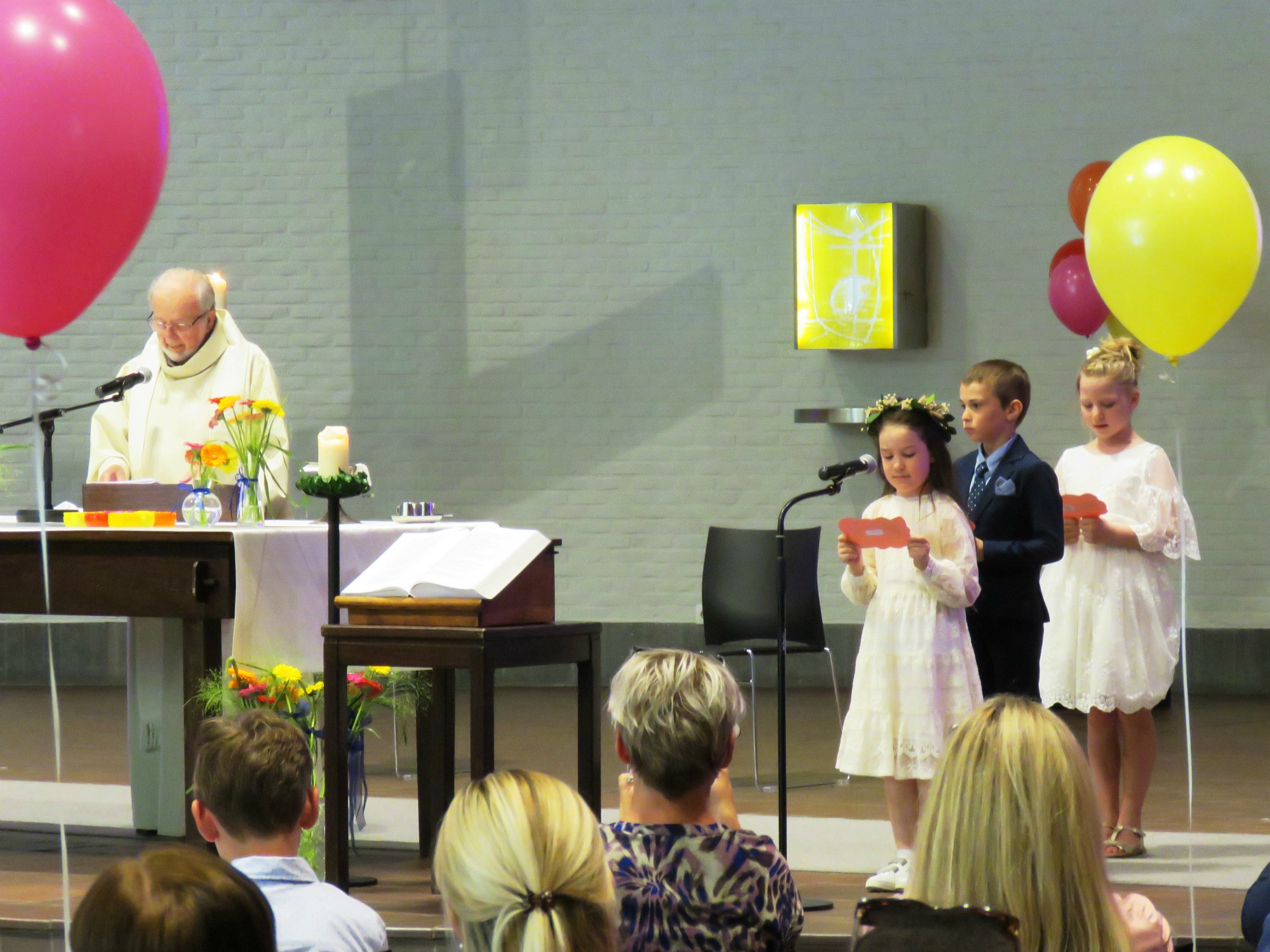 Eerste communie 2021 van de communicanten 2020 | Viering van 11.30 uur in de Sint-Anna-ten-Drieënkerk, Antwerpen Linkeroever
