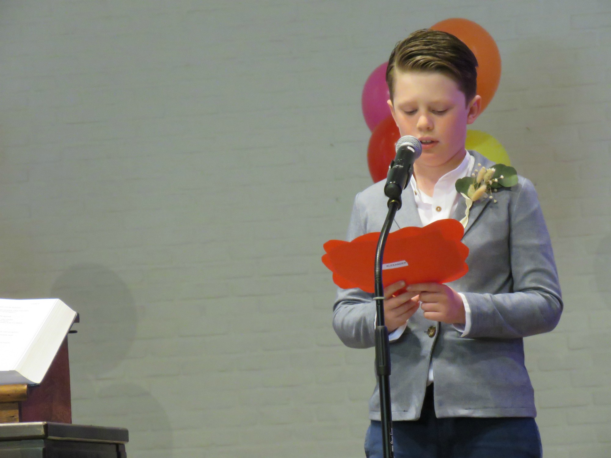 Eerste communie 2021 van de communicanten 2020 | Viering van 11.30 uur in de Sint-Anna-ten-Drieënkerk, Antwerpen Linkeroever