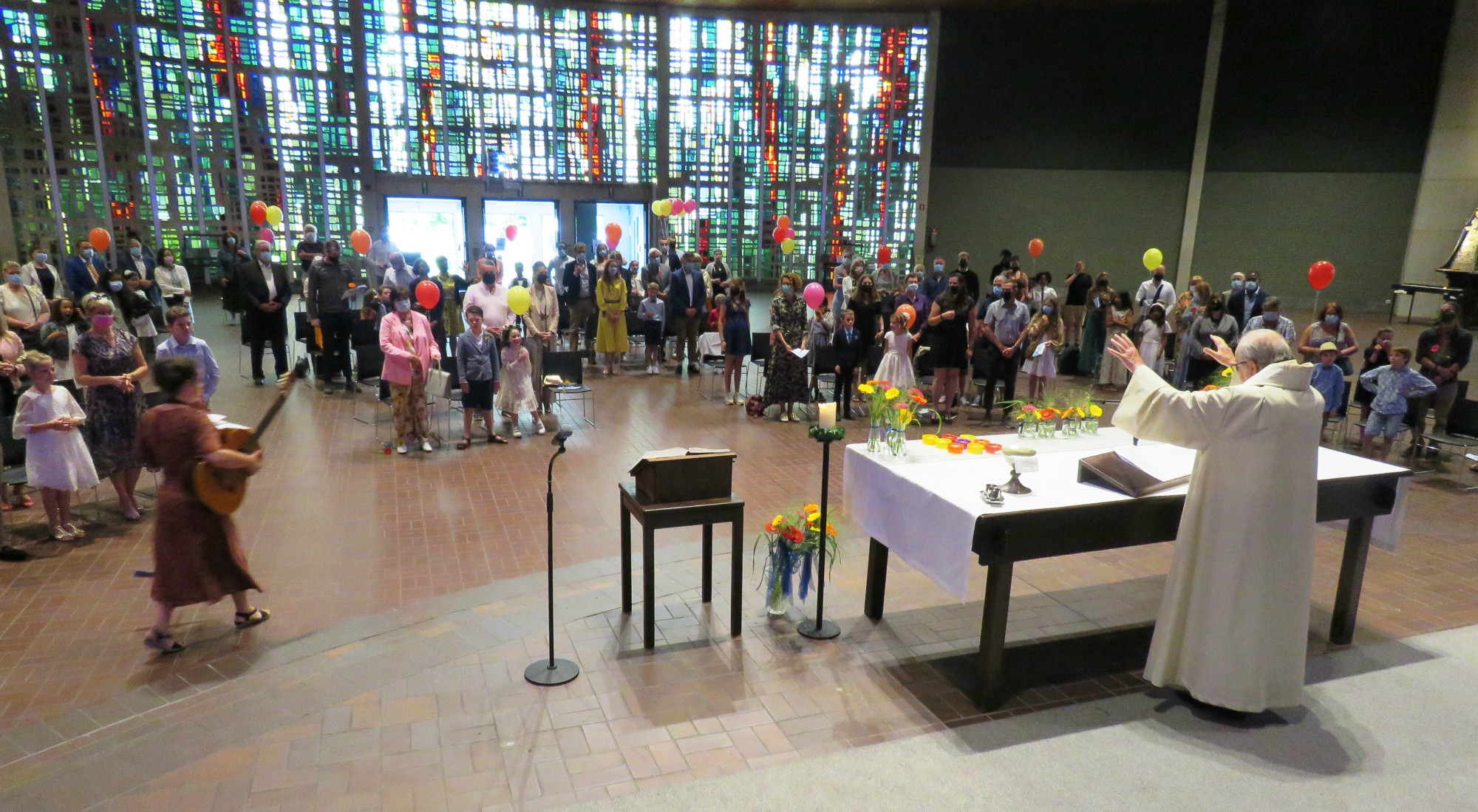 Eerste communie 2021 van de communicanten 2020 | Viering van 11.30 uur in de Sint-Anna-ten-Drieënkerk, Antwerpen Linkeroever