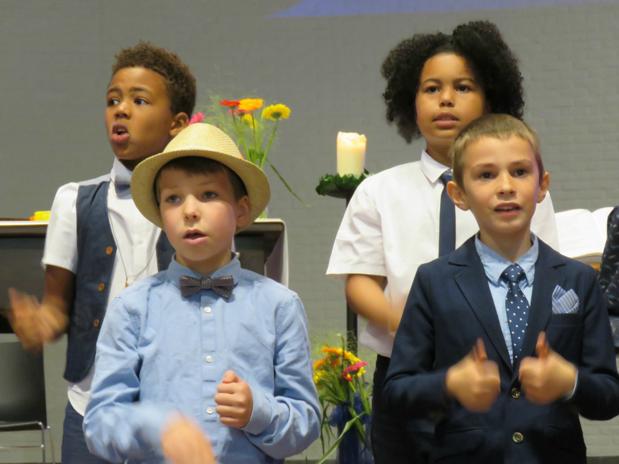 Eerste communie 2021 van de communicanten 2020 | Viering van 11.30 uur in de Sint-Anna-ten-Drieënkerk, Antwerpen Linkeroever