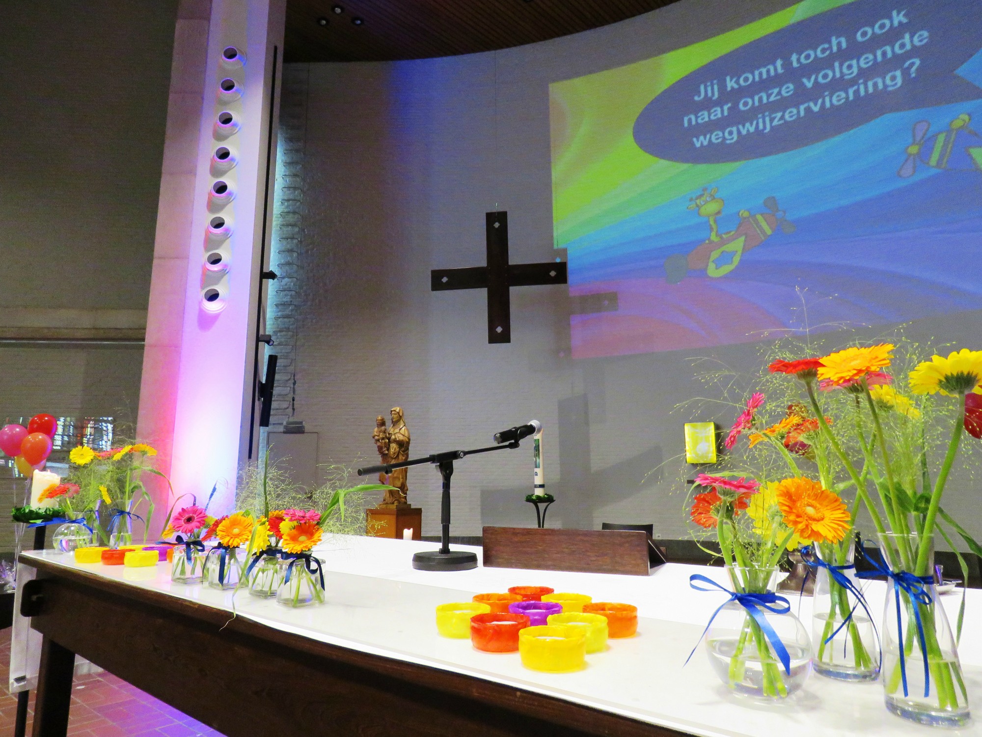 Eerste communie 2021 van de communicanten 2020 | Viering van 11.30 uur in de Sint-Anna-ten-Drieënkerk, Antwerpen Linkeroever