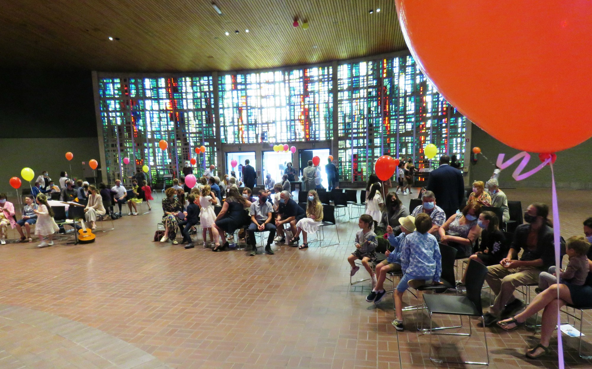 Eerste communie 2021 van de communicanten 2020 | Viering van 11.30 uur in de Sint-Anna-ten-Drieënkerk, Antwerpen Linkeroever
