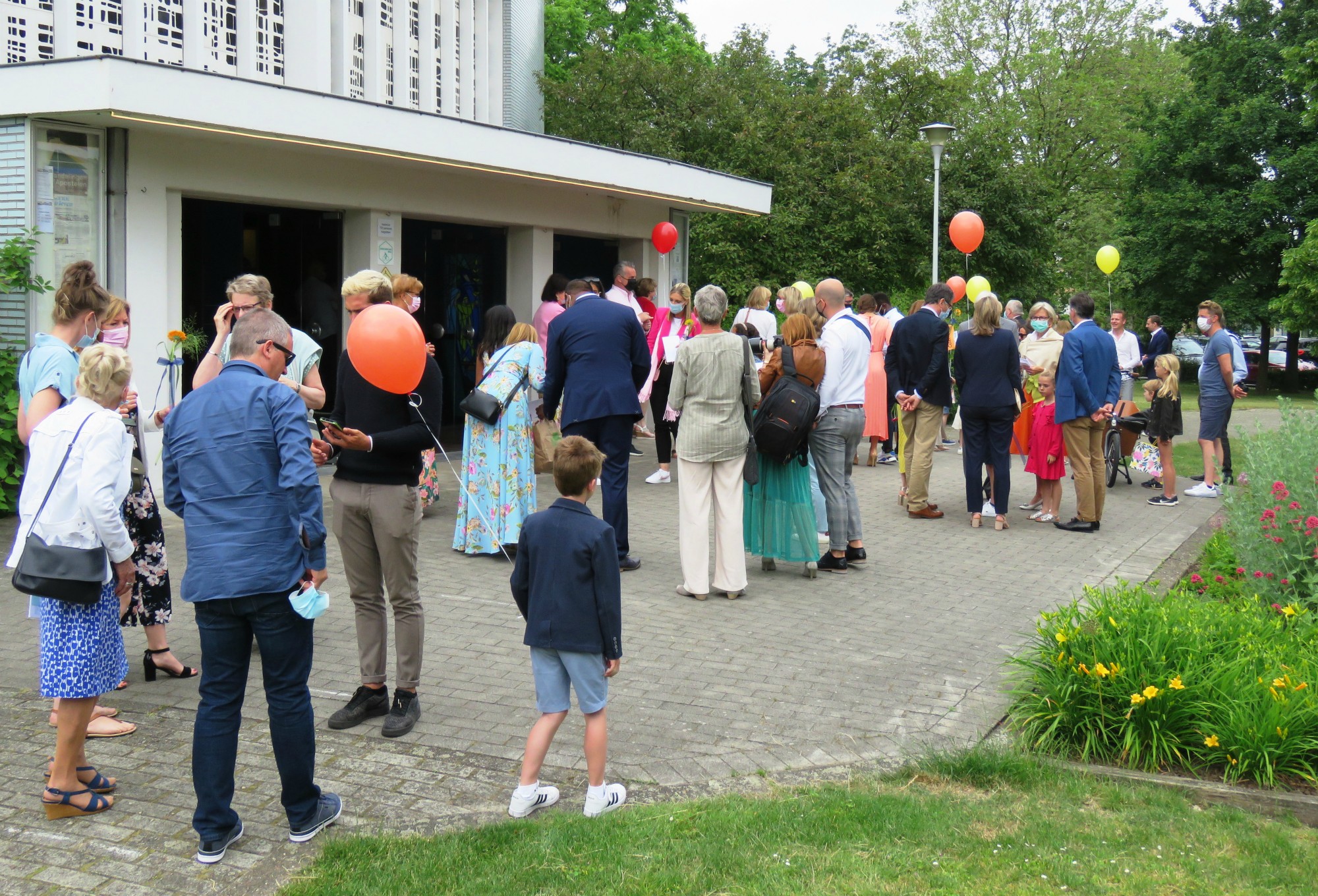 Eerste communie 2021 van de communicanten 2020 | Viering van 11.30 uur in de Sint-Anna-ten-Drieënkerk, Antwerpen Linkeroever