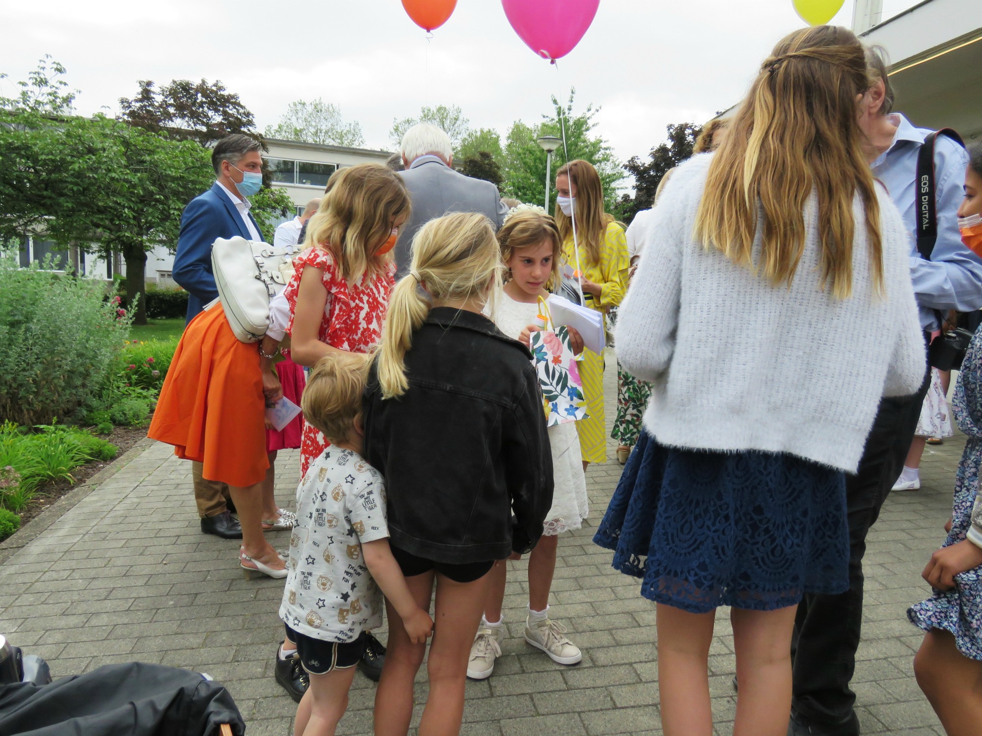Eerste communie 2021 van de communicanten 2020 | Viering van 11.30 uur in de Sint-Anna-ten-Drieënkerk, Antwerpen Linkeroever