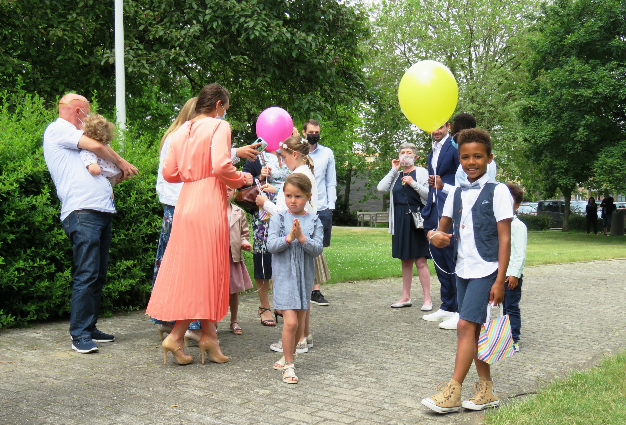 Eerste communie 2021 van de communicanten 2020 | Viering van 11.30 uur in de Sint-Anna-ten-Drieënkerk, Antwerpen Linkeroever
