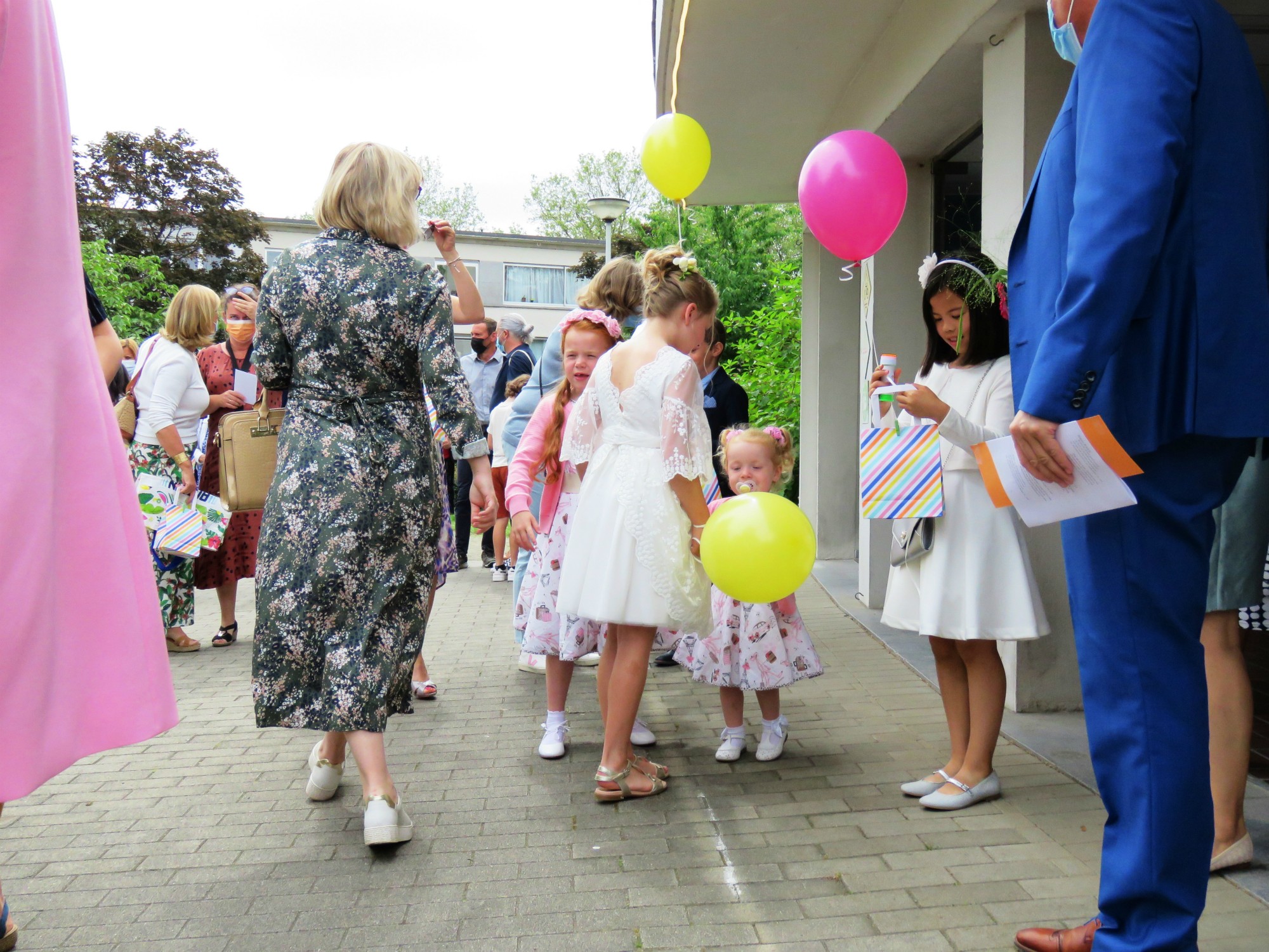 Eerste communie 2021 van de communicanten 2020 | Viering van 11.30 uur in de Sint-Anna-ten-Drieënkerk, Antwerpen Linkeroever