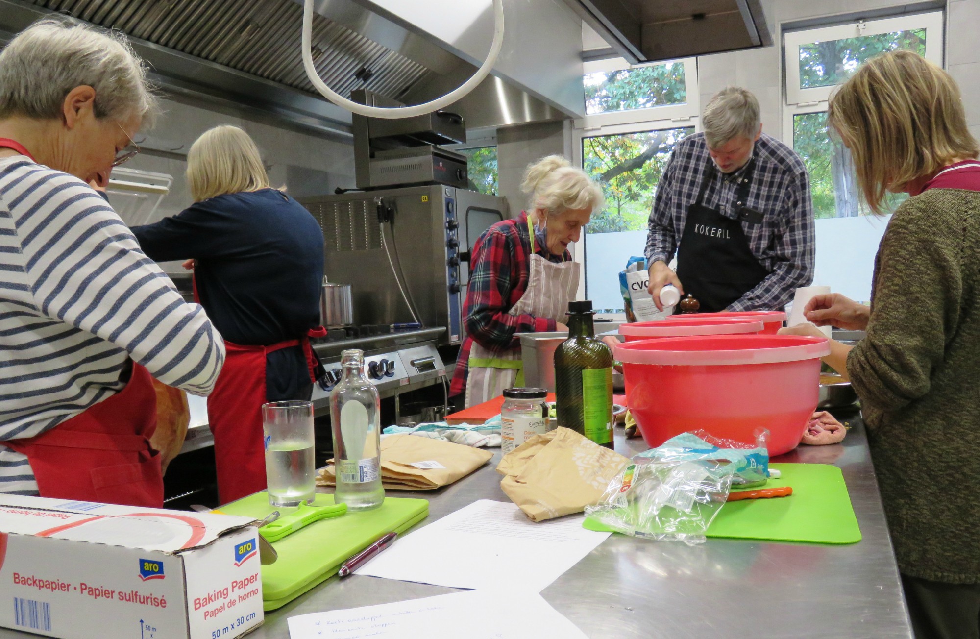 In de keuken wordt er hard gewerkt, worden boterhammen gesmeerd en pannenkoekendeeg gemaakt