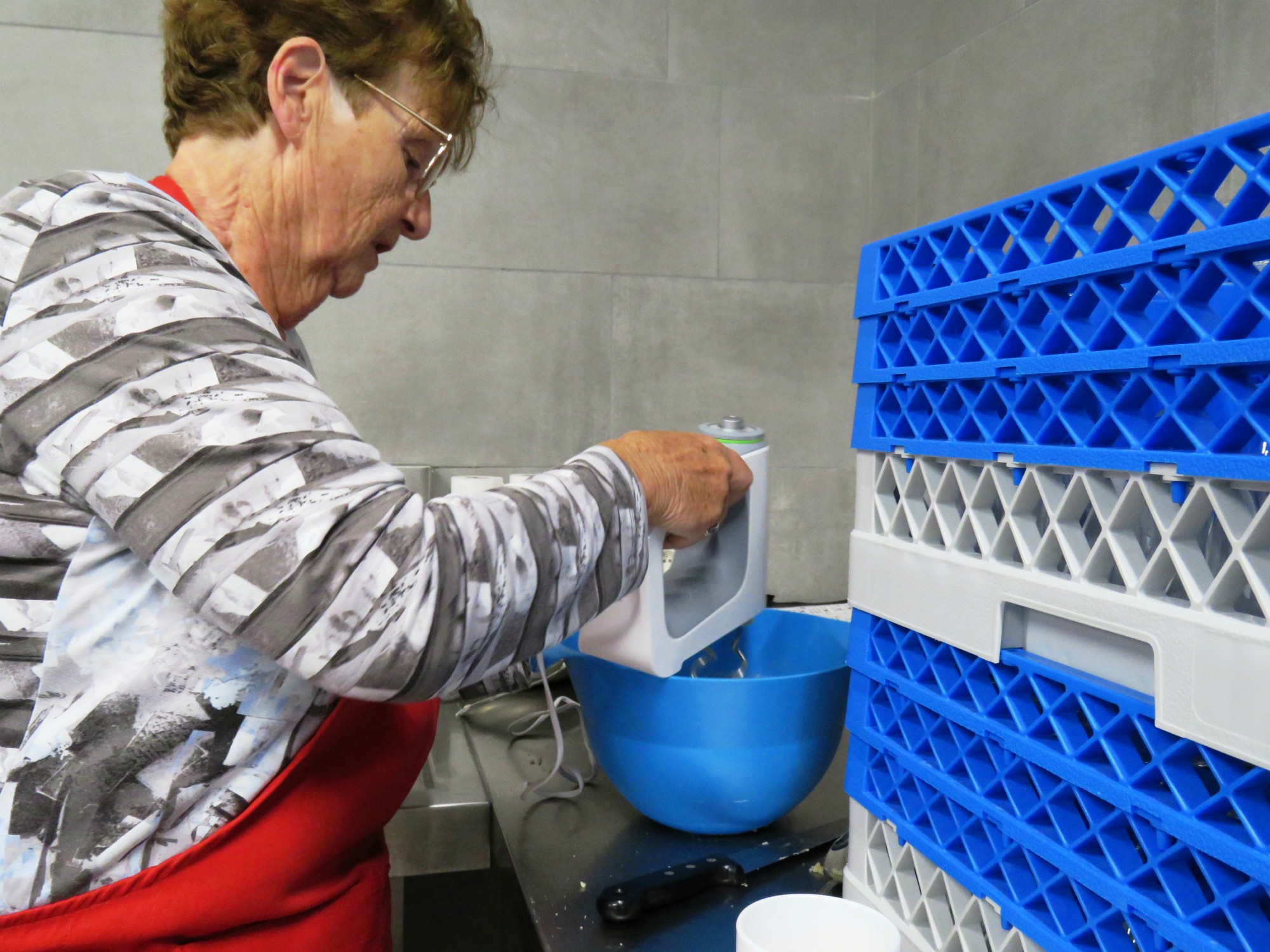 In de keuken wordt er hard gewerkt, worden boterhammen gesmeerd en pannenkoekendeeg gemaakt