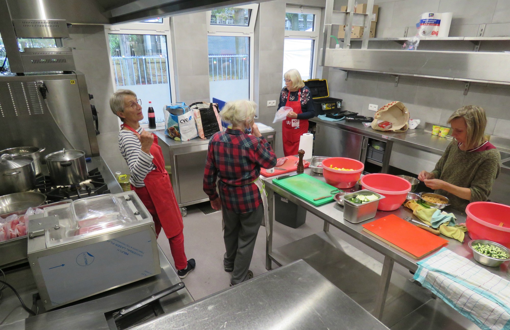 In de keuken wordt er hard gewerkt, worden boterhammen gesmeerd en pannenkoekendeeg gemaakt