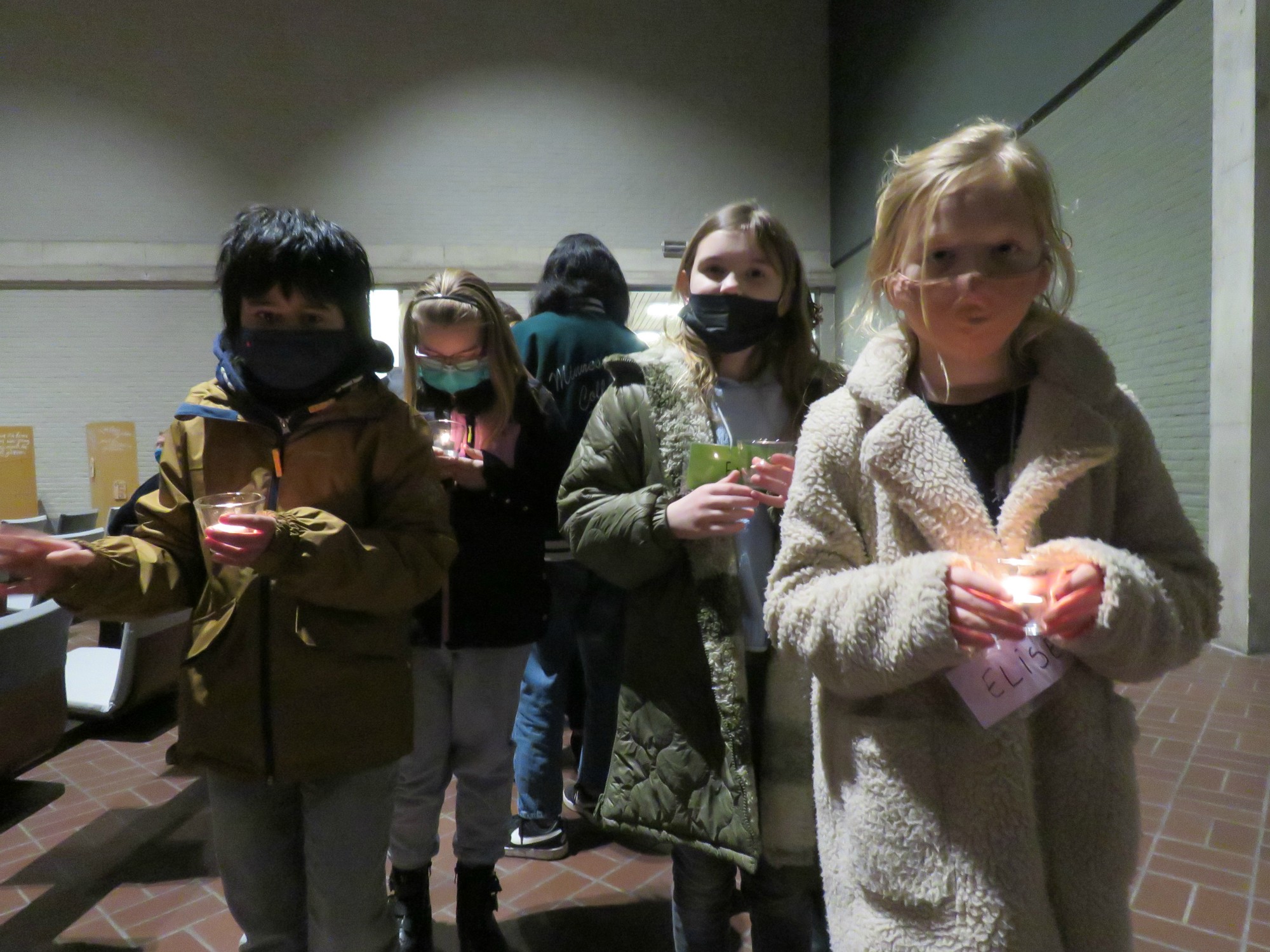 Intredeprocessie waar de eerste communicaten en vormelingen een lichtje meebrachten