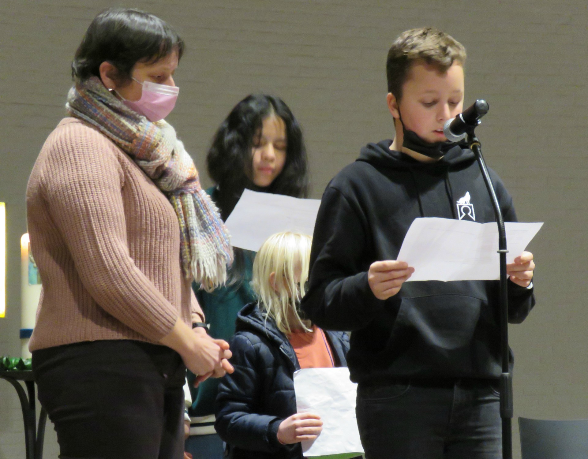 Gebed om vergeving door eerste communicant en vormelingen