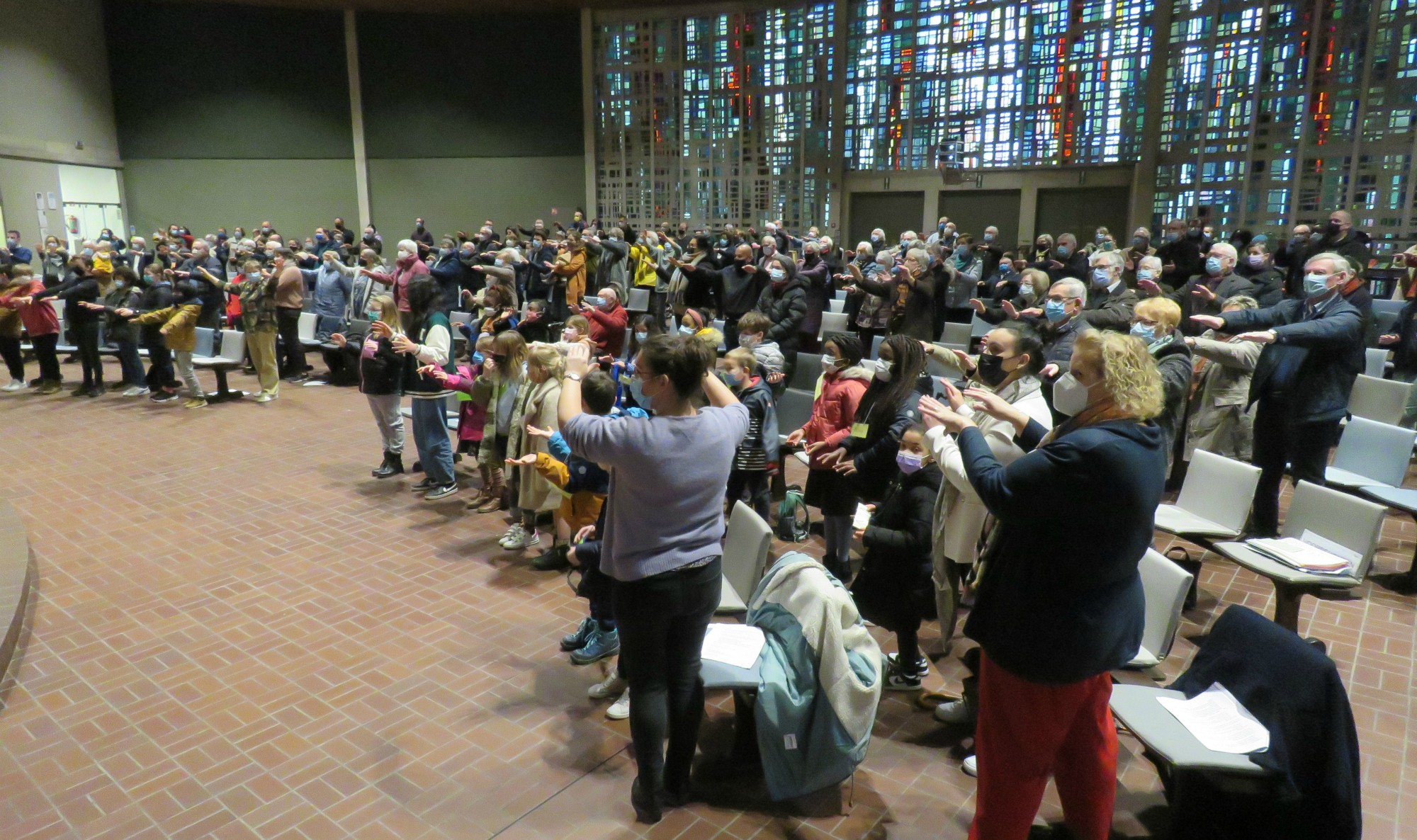 Zegening van alle eerste communicanten en vormelingen door de aanwezigen