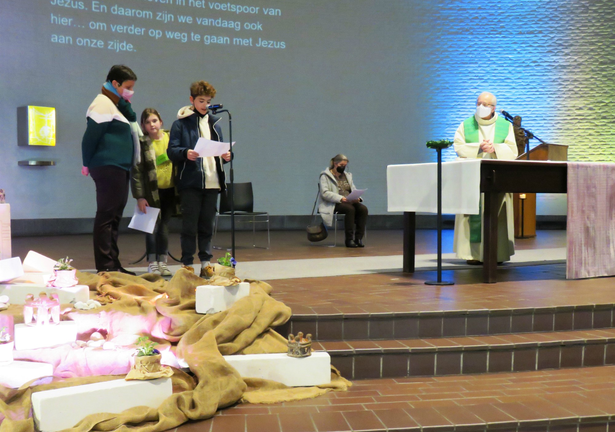 Het openingswoord door een eerste communicant en vormeling